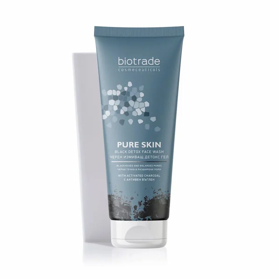 Blaue Tube mit weißem Verschluss. Aufschrift: Biotrade, Pure Skin Black Detox Face Wash. Neben weißem Rechteck.