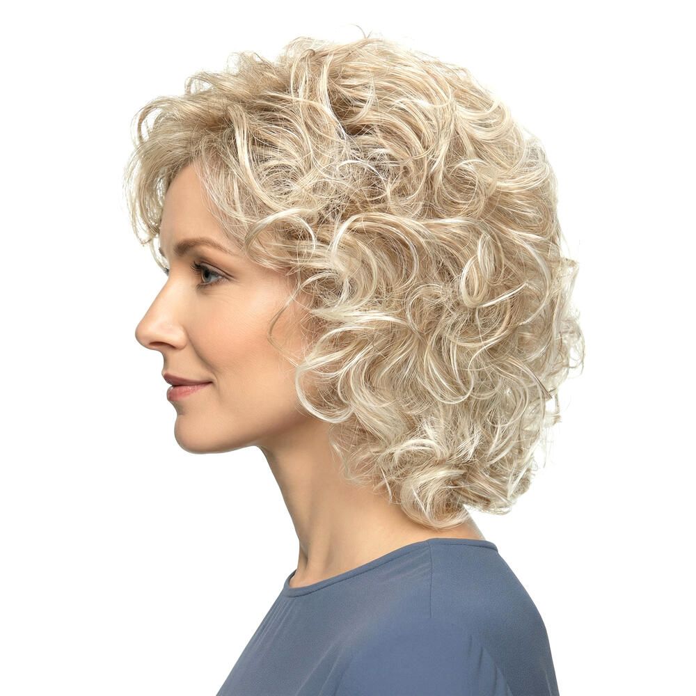 Hellblonde Perücke mit Locken. Die Frau trägt ein blaues Oberteil. Seitenansicht.