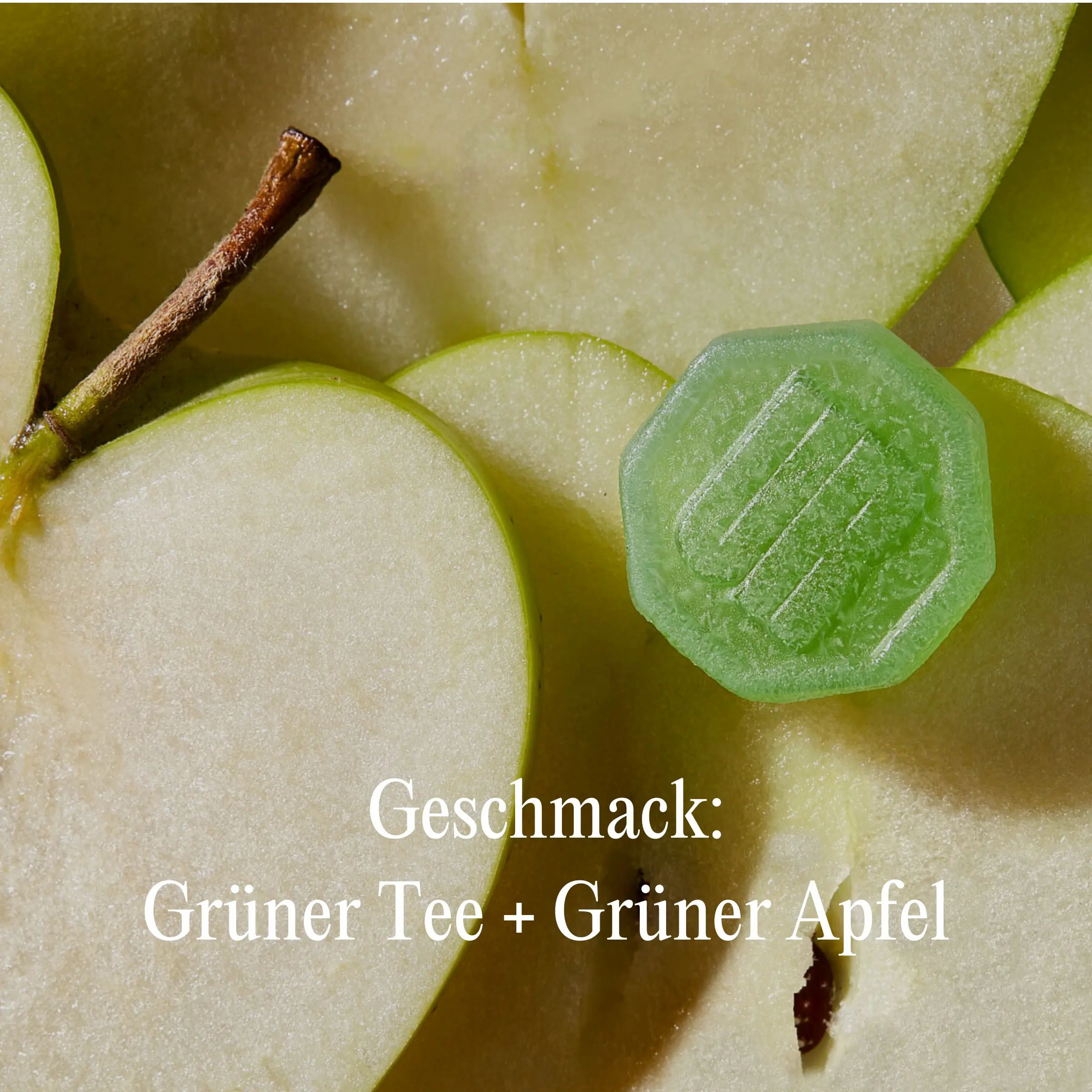 Grünes Bonbon auf Apfelscheiben. Text: Geschmack: Grüner Tee + Grüner Apfel.