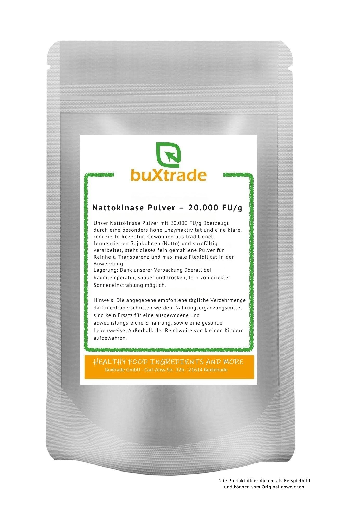 Beutel mit weißem Hintergrund. Aufkleber mit Produktinformationen: Nattokinase Pulver, Marke buXtrade, grüne und orangefarbene Elemente.