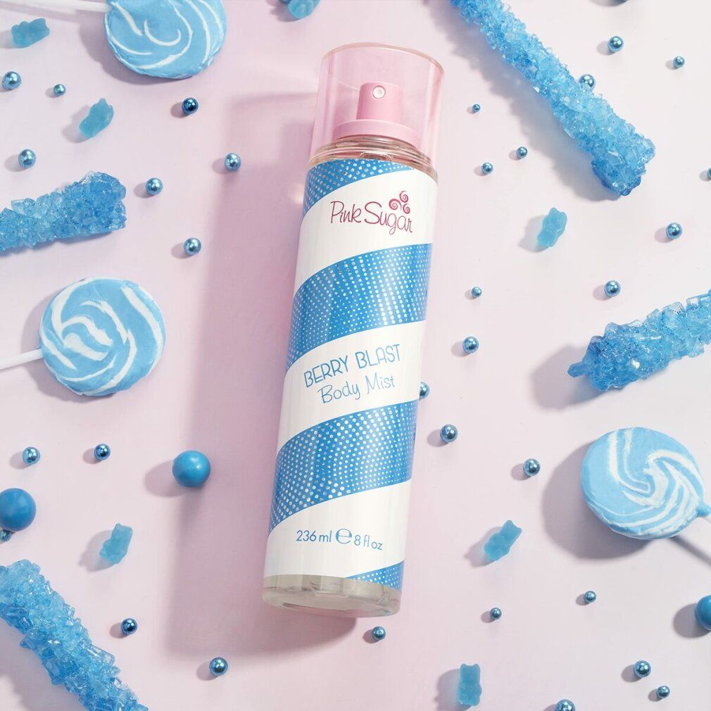 Körpernebel-Spray mit blau-weißem Streifenmuster. Rosa Sprühkopf. Text: Pink Sugar, Berry Blast, Body Mist. Umgeben von Süßigkeiten.