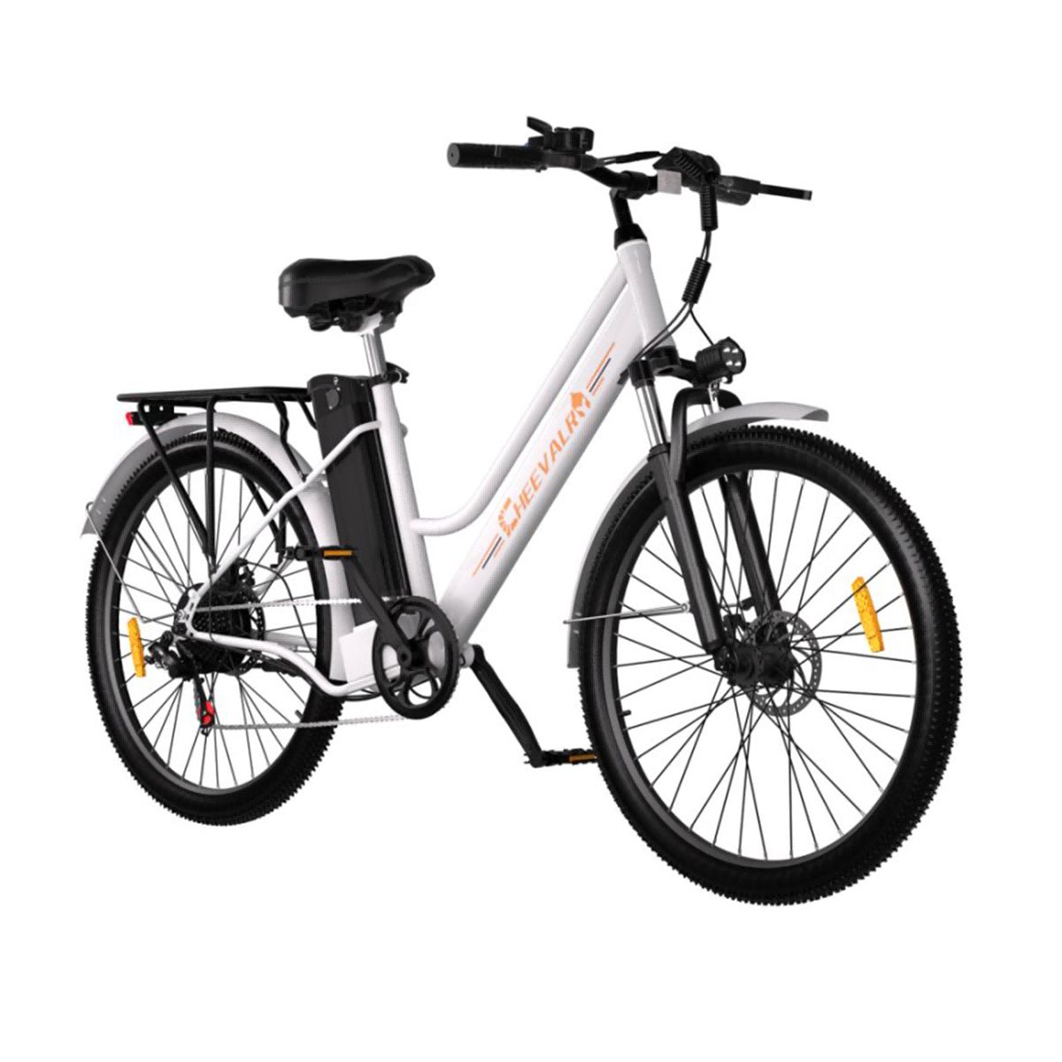 Weißes Elektrofahrrad mit schwarzem Rahmen, Gepäckträger und Scheinwerfer. Marke Cheevalry.