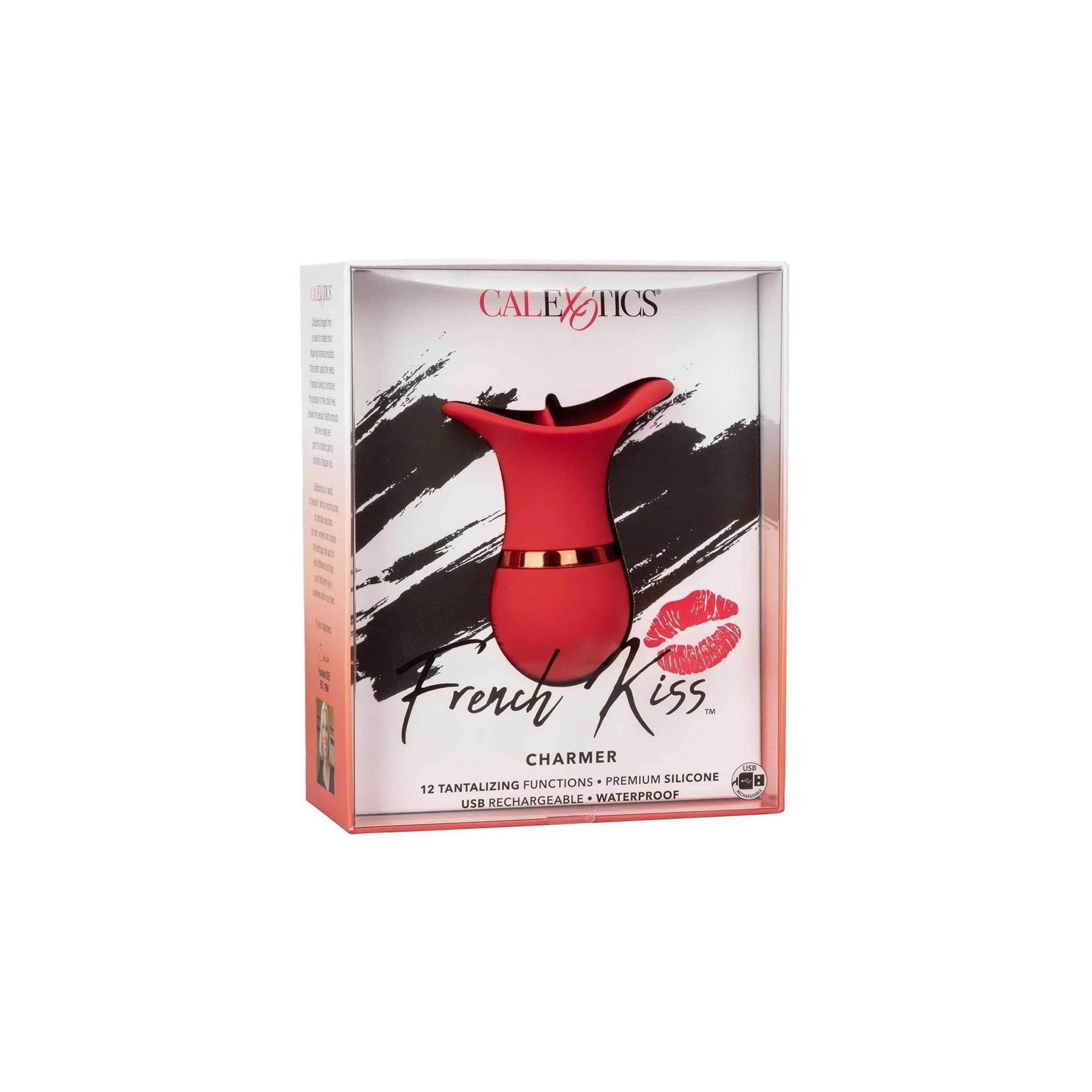 Roter Charmer in Verpackung. Marke CalExotics, Schriftzug French Kiss Charmer. 12 Funktionen, USB-aufladbar, wasserdicht.