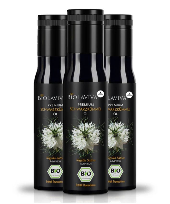 Drei Flaschen BIOLAVIVA Premium Schwarzkümmelöl. Schwarze Flaschen mit schwarzem Deckel. Bio-Siegel und Blütenabbildung.