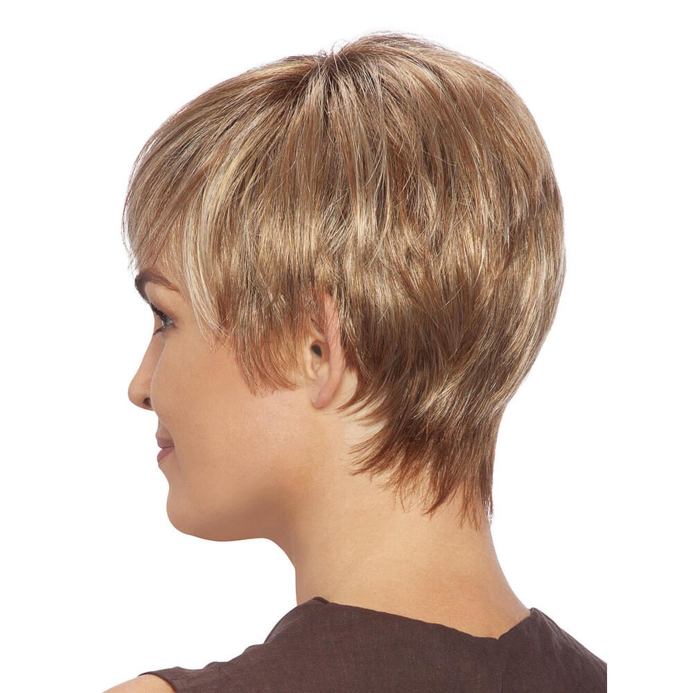 Kurzhaarperücke, blond mit Strähnen. Rückansicht einer Frau mit braunem Oberteil.