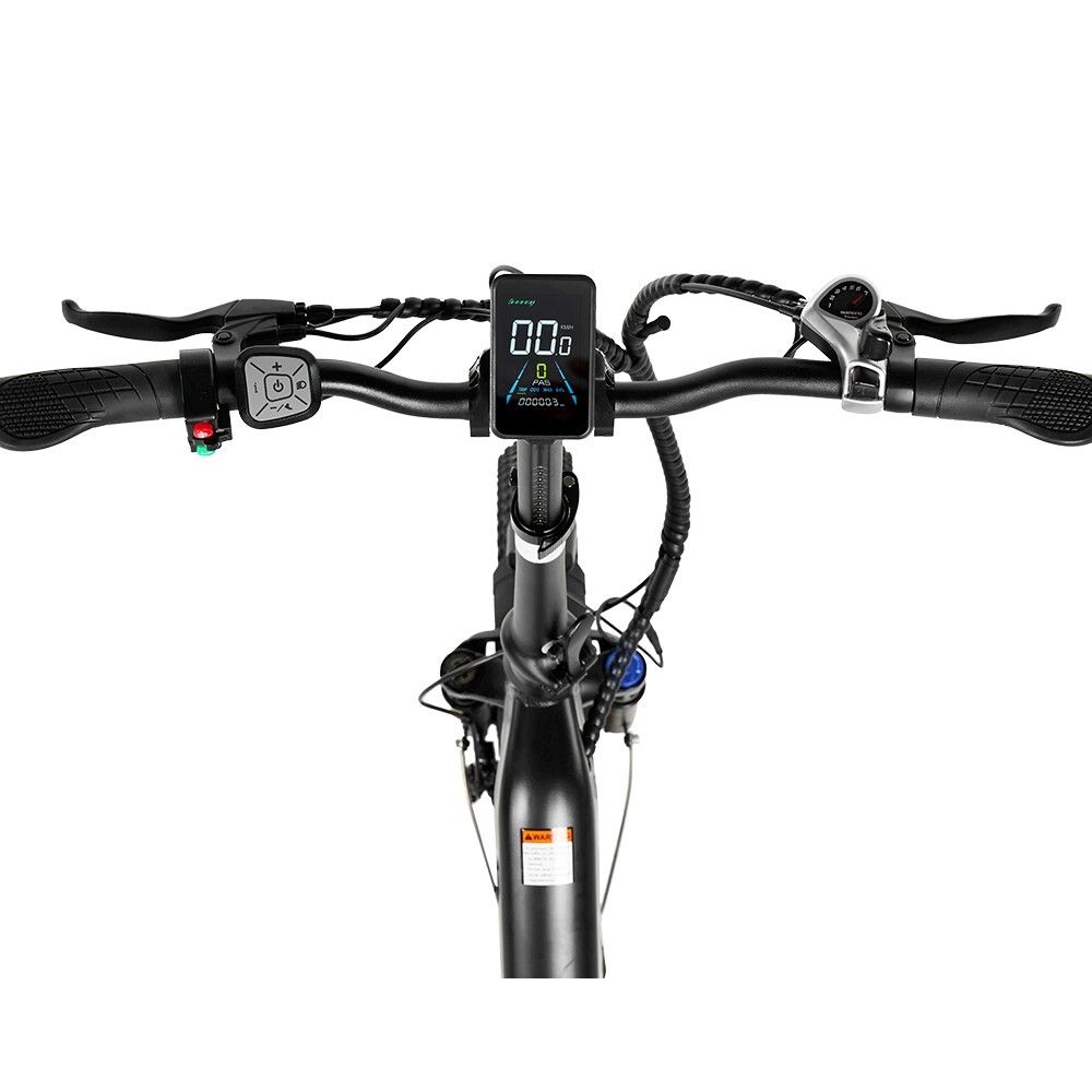 Fahrradlenker mit Display. Schwarze Griffe, Bremsen und Bedienelemente. Digitalanzeige mit Informationen. Kabel und Zubehör.