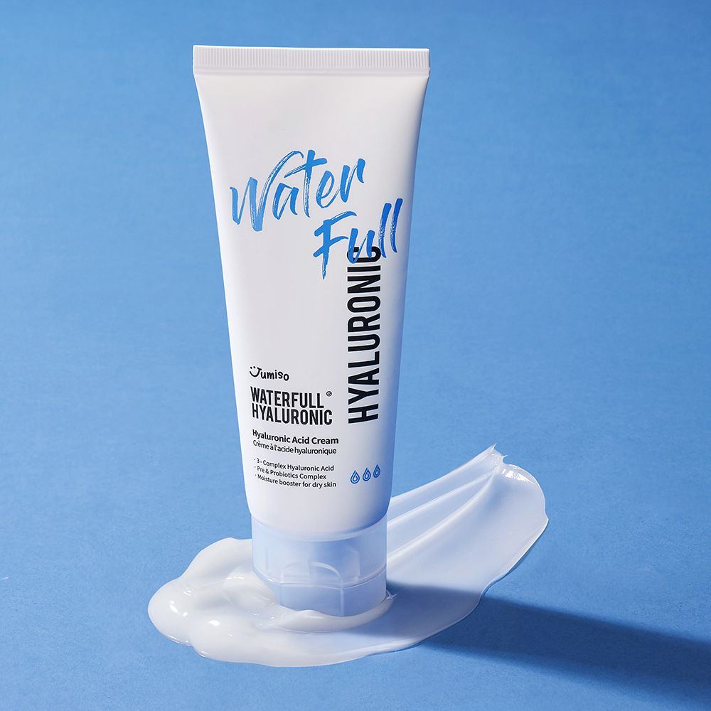 Weiße Tube mit blauem Aufdruck. Text: Water Full Hyaluronic. Produktname und Inhaltsstoffe. Creme-Klecks daneben.