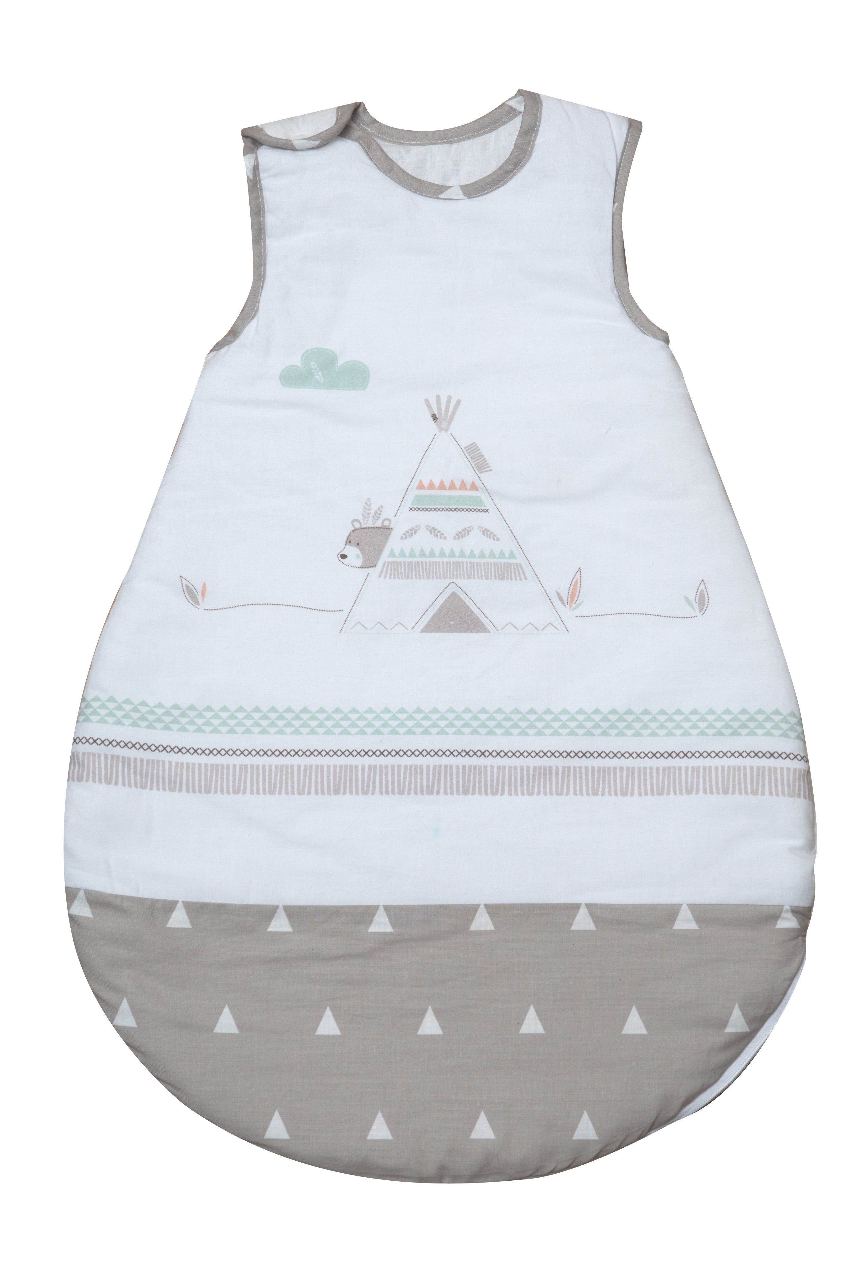 Babyschlafsack, weiß mit Bären- und Tipi-Motiv. Braune und grüne Akzente. Rundhalsausschnitt, Reißverschluss. Vollansicht.