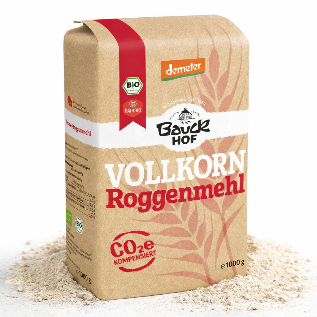 Bauck Mühle Vollkorn Roggenmehl Demeter Bio in Papiertüte, 1000g, umgeben von Mehl.