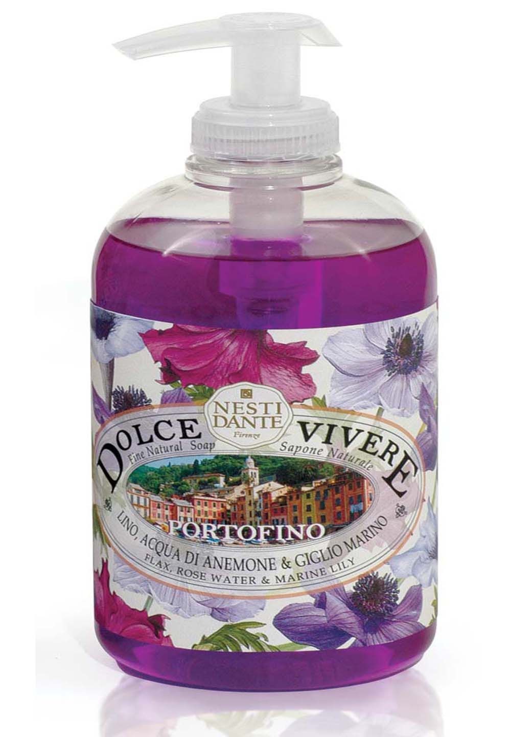 Transparente Flasche mit lila Flüssigseife und Spender. Etikett mit Blumen, Landschaft und Text: Dolce Vivere, Portofino.