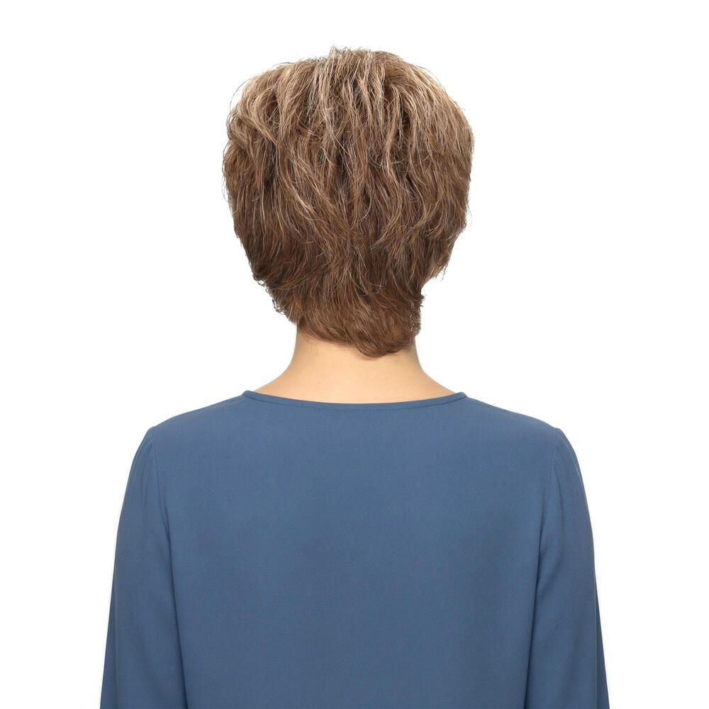 Kurzhaarperücke mit braun-blondem Haar. Rückansicht. Die Frau trägt ein blaues Oberteil.