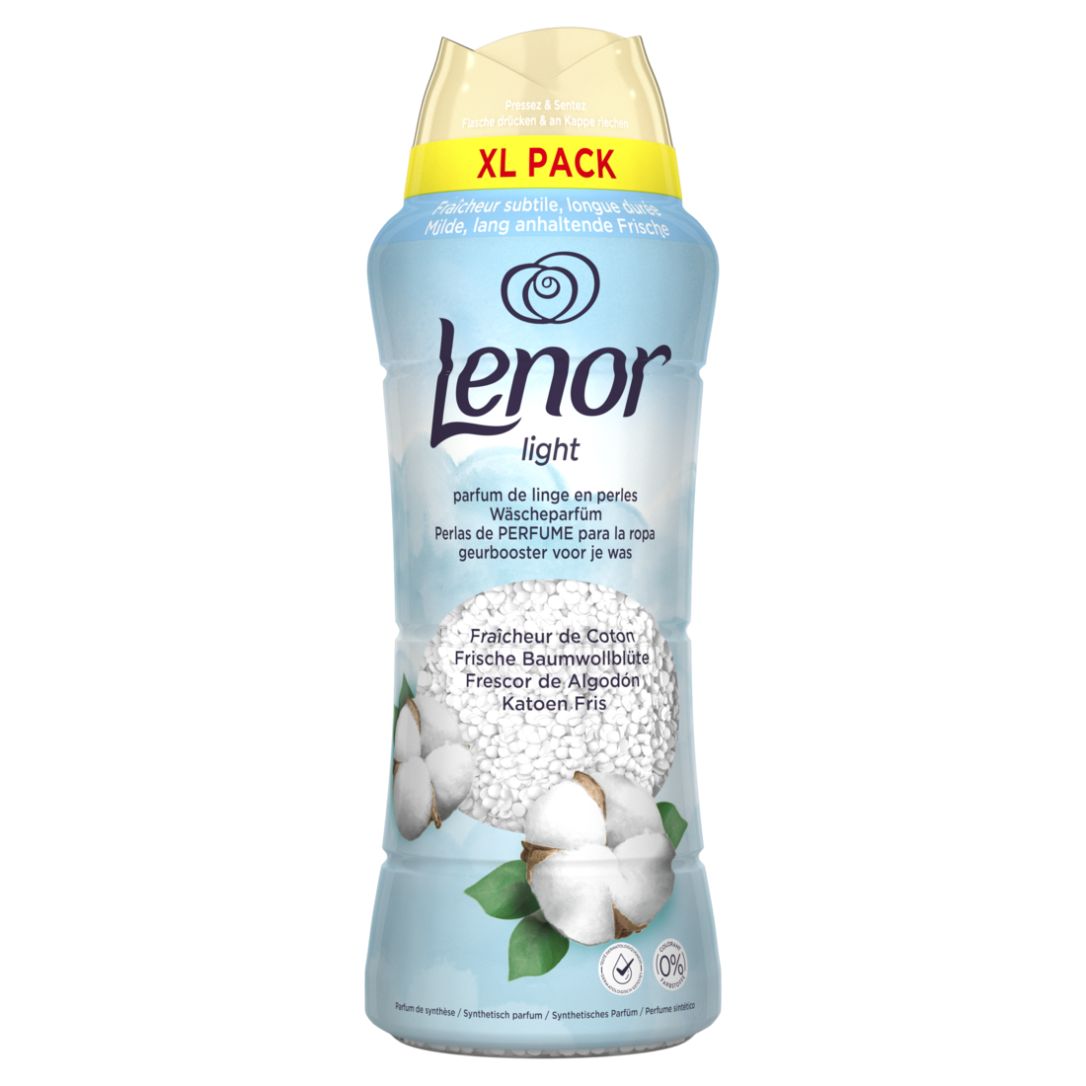 Hellblaue Flasche mit Lenor Light Wäscheparfüm. Aufschrift: XL PACK, Baumwollblüte. Produktbezeichnung und Logo.