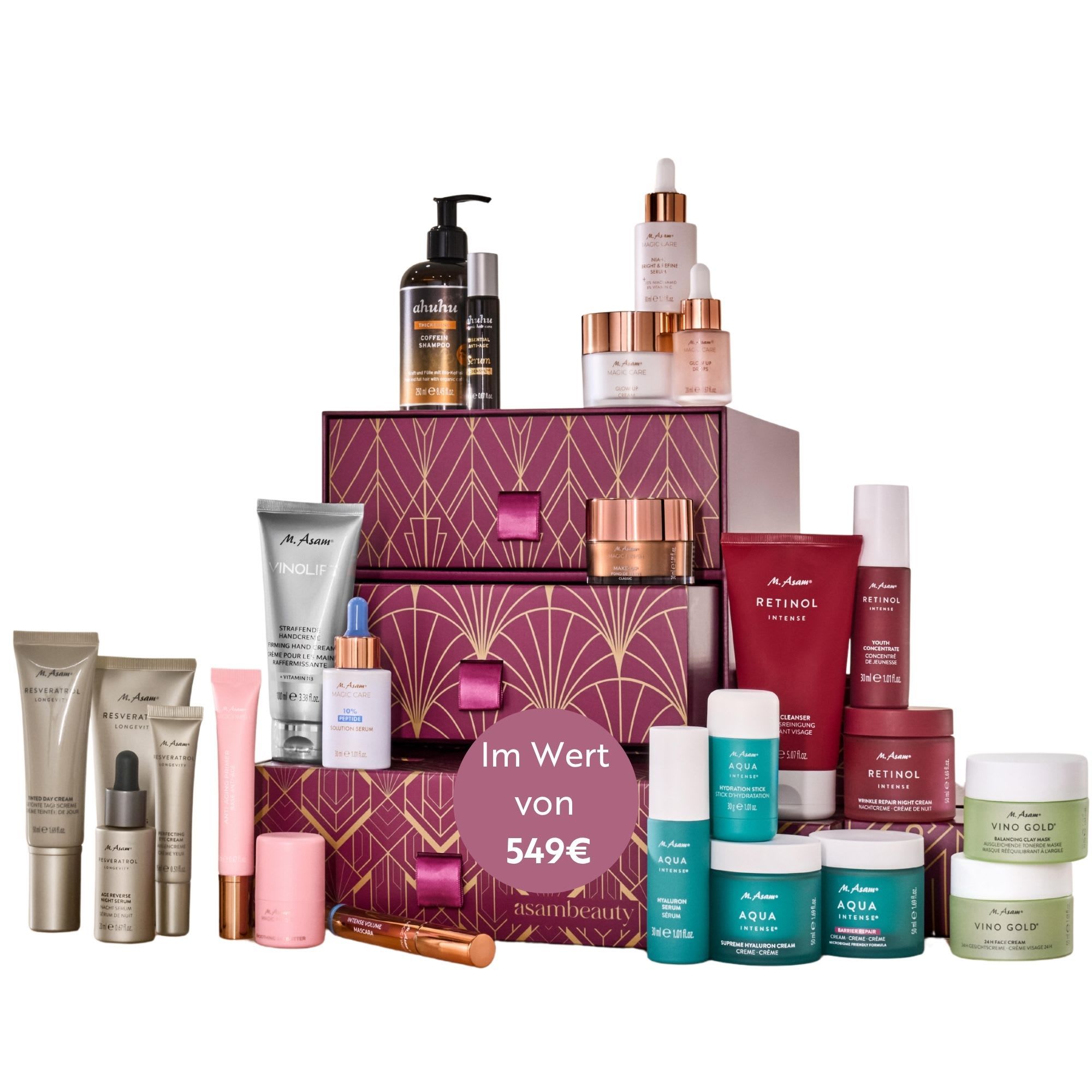 Lila Adventskalender mit goldenem Muster, umgeben von Pflege- und Make-up-Produkten. Wert 549€.