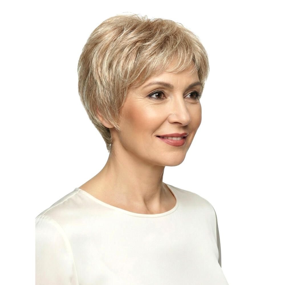 Kurzhaarperücke in Blondtönen. Nahaufnahme einer Frau mit der Perücke. Sie trägt ein weißes Oberteil.