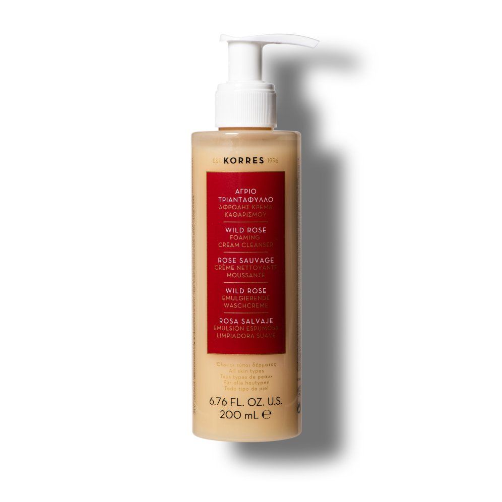 Beige Flasche mit weißem Pumpverschluss. Roter Aufkleber mit Text in mehreren Sprachen. Aufschrift: KORRES, Wild Rose Emulgierende Waschcreme.