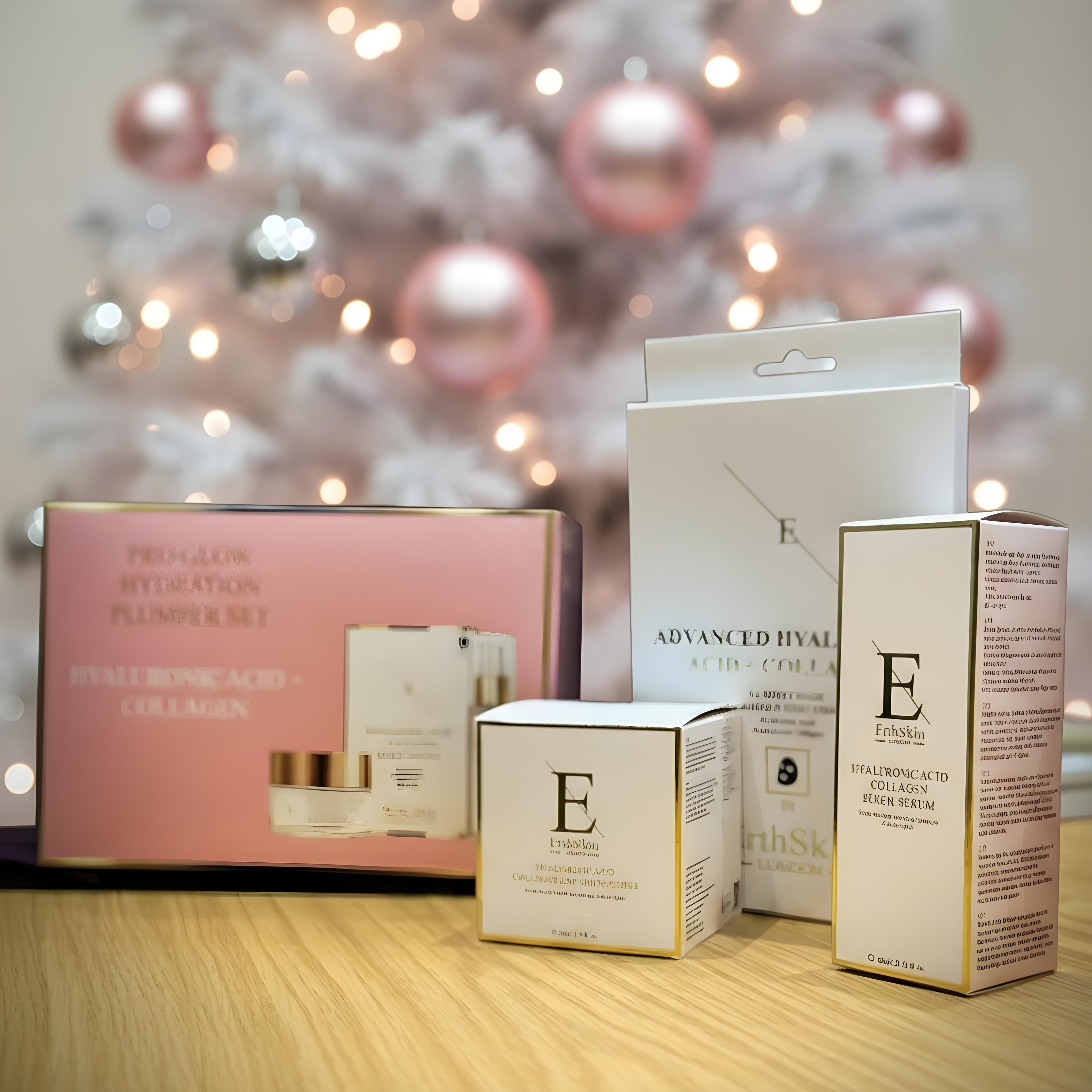 ErthSkin London PRO GLÖH HYDRATION PLUMPER SET und weitere Produkte vor einem Weihnachtsbaum.