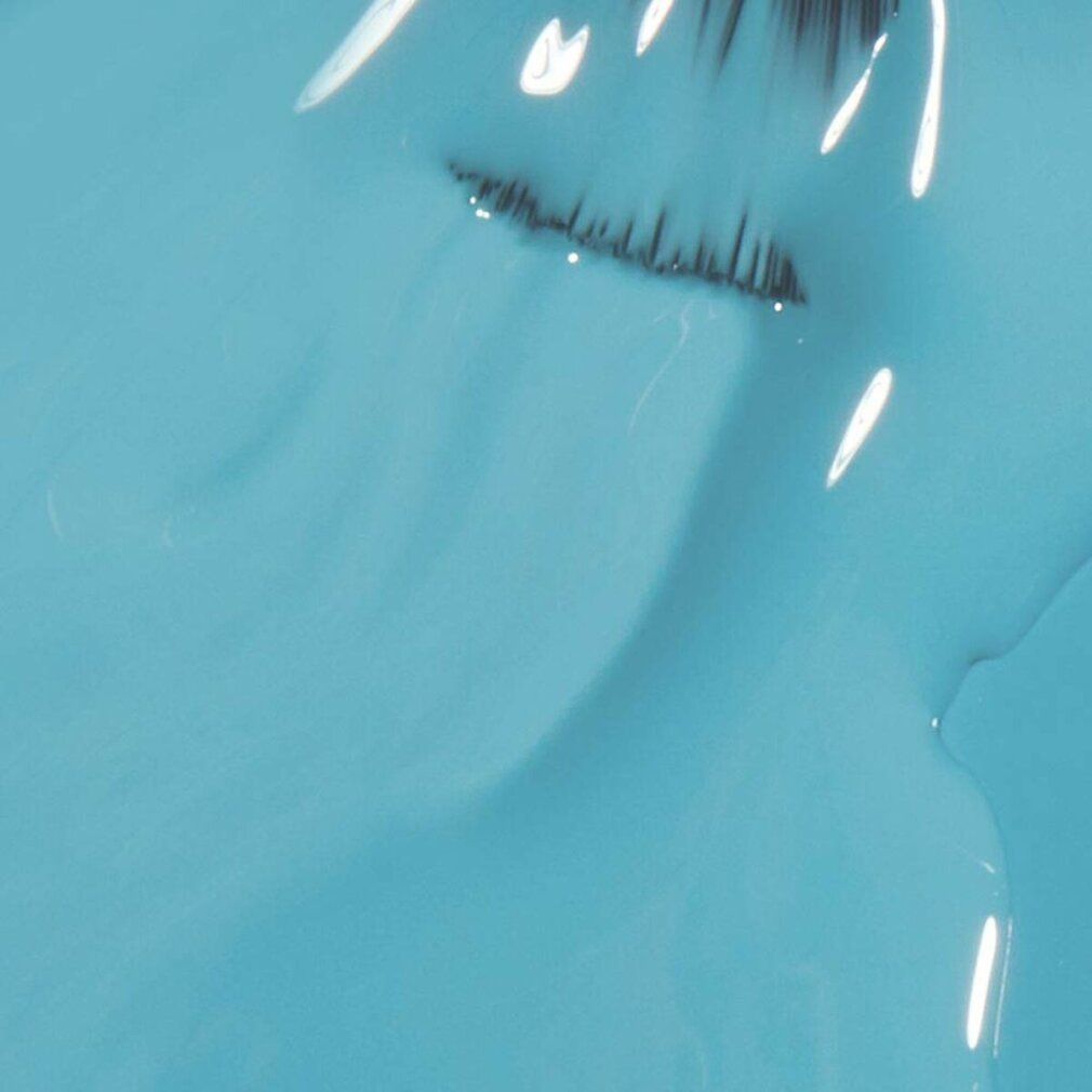 Nahaufnahme von türkisfarbenem Nagellack mit Pinsel. Der Pinsel ist teilweise in der Farbe getaucht.