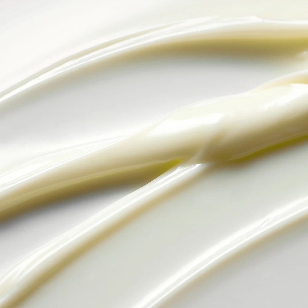 Creme-Textur in diagonalen Bahnen. Cremefarben, glänzend.