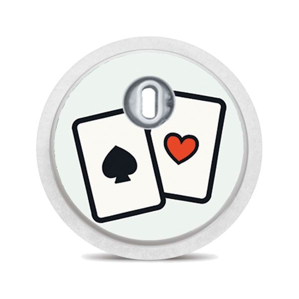 Runder Aufkleber mit Spielkarten auf hellgrünem Hintergrund. Oben ein silberfarbener Sensor.