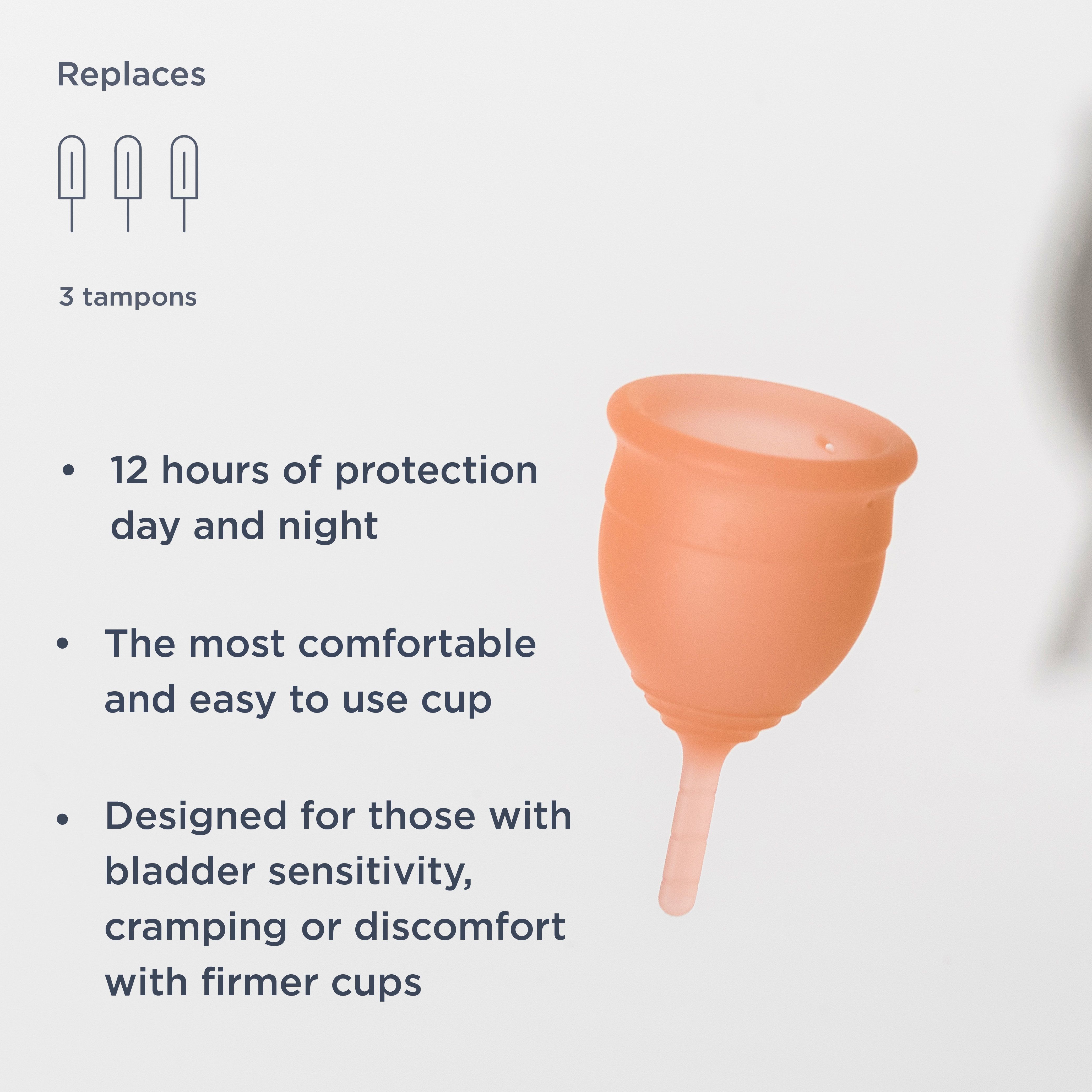 Peachfarbene Menstruationstasse mit Stiel. Text: 12 Stunden Schutz, bequem, für Blasenempfindlichkeit.