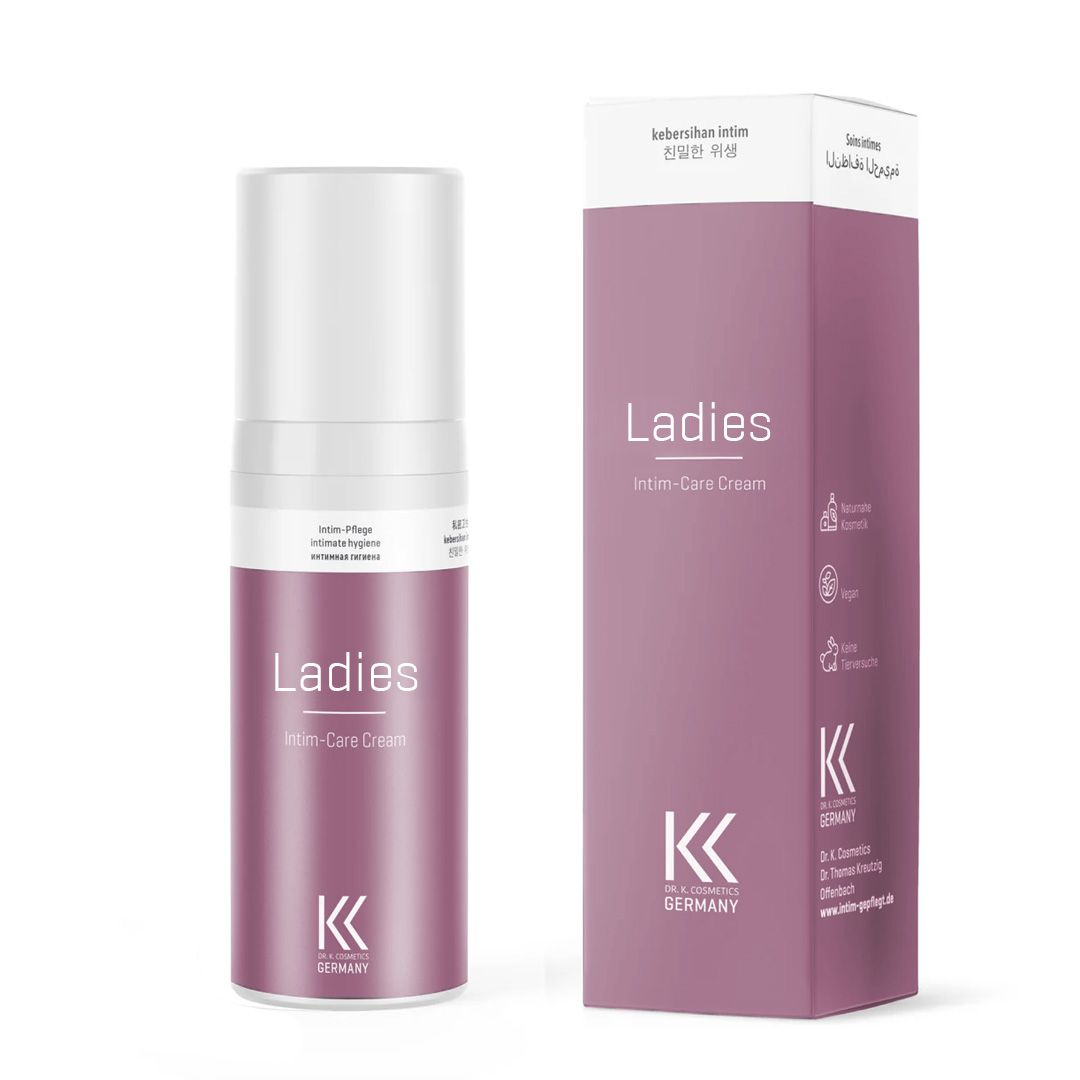 Intim-Pflegecreme mit Verpackung. Weißer Spender mit rosa Etikett, Schriftzug "Ladies Intim-Care Cream". Verpackung mit Logo und Produktinformationen.