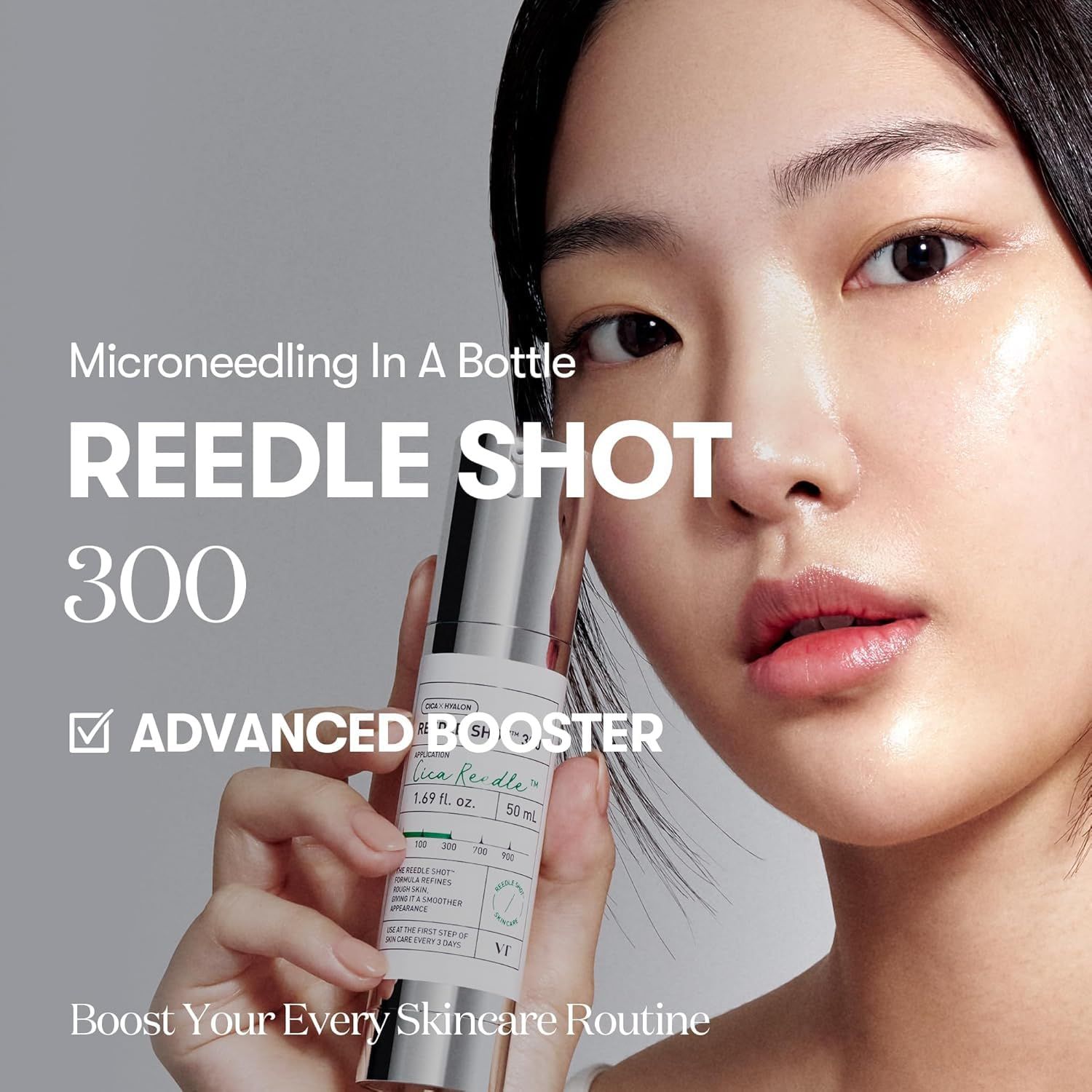 Frau hält VT COSMETICS 300 Reedle Shot. Silberne Flasche mit weißem Etikett. Text: REEDLE SHOT 300, ADVANCED BOOSTER.