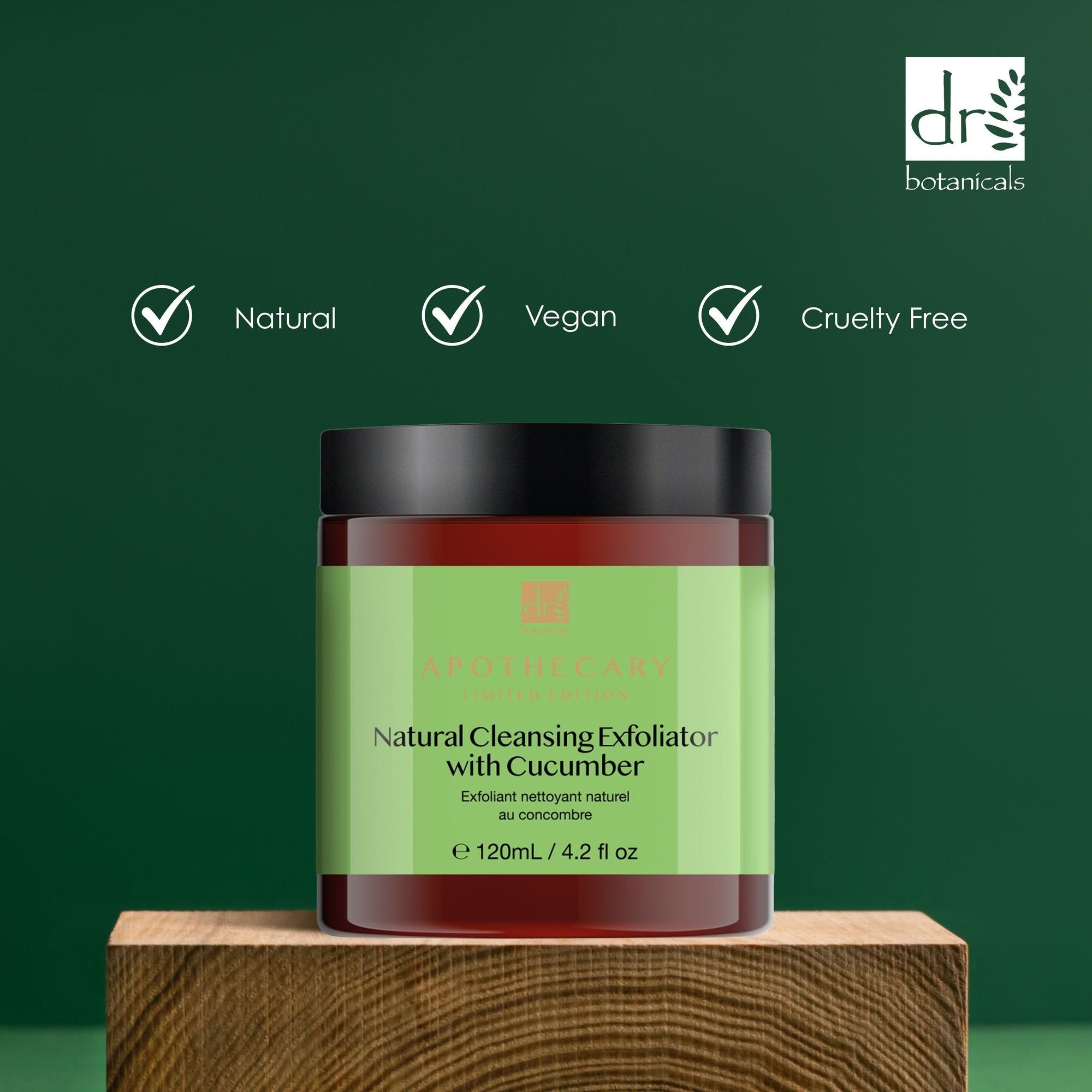Produkt auf Holzblock. Aufschrift: Natural Cleansing Exfoliator with Cucumber. Logos: Natural, Vegan, Cruelty Free.