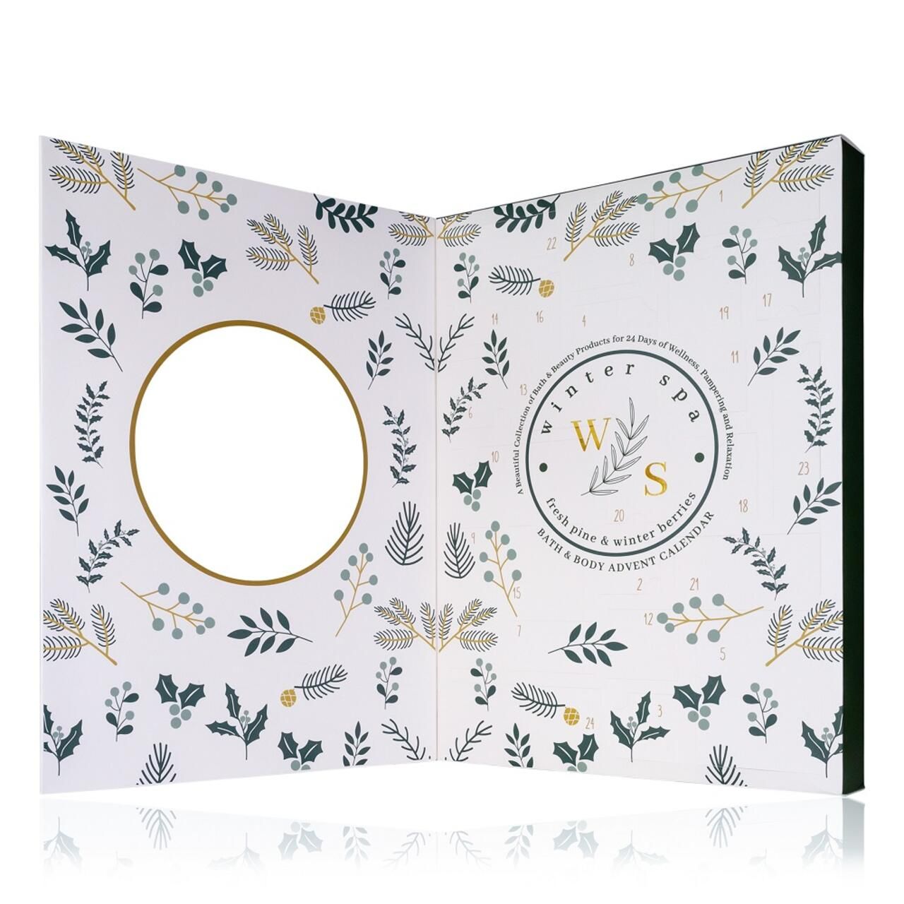 Geöffneter Adventskalender mit leerem Kreis. Innen mit floralem Muster und Aufschrift 'Winter Spa'.