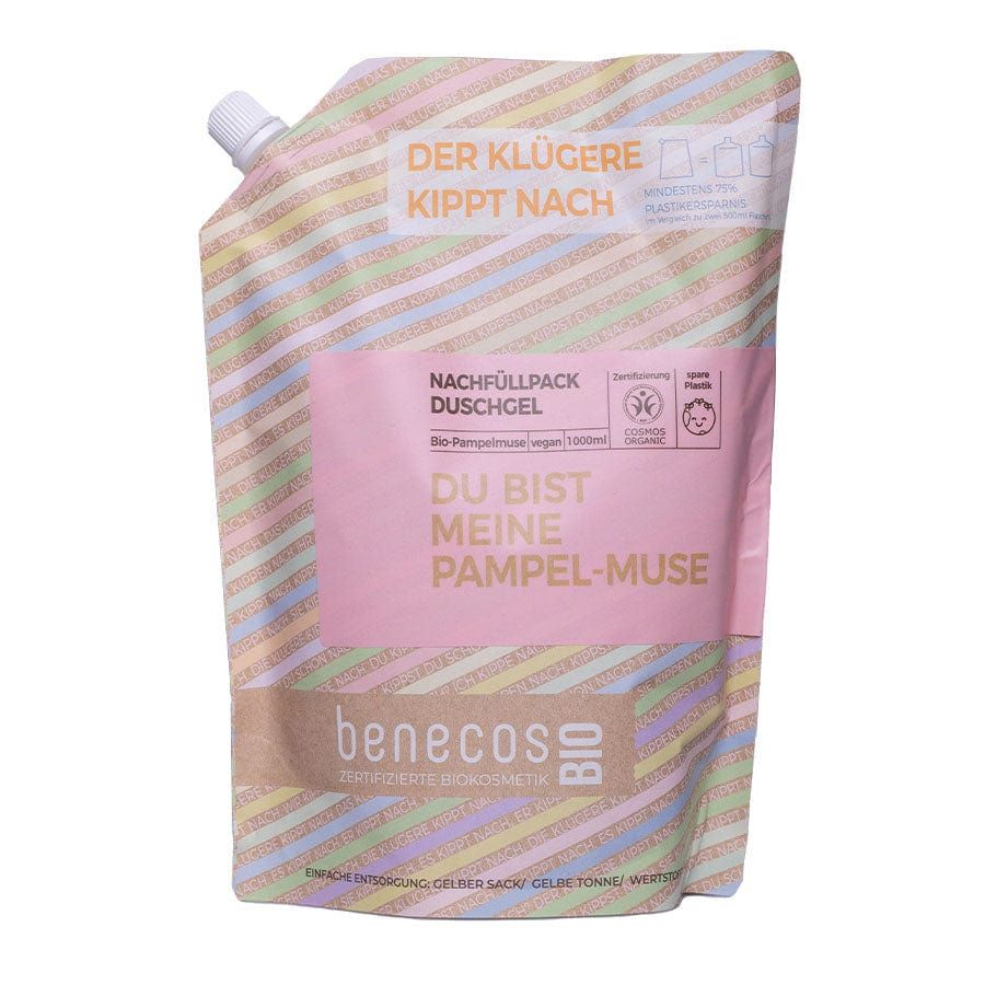 Nachfüllbeutel mit Text. Rosa Etikett mit Aufschrift: DU BIST MEINE PAMPEL-MUSE. Marke: benecos. Bio-Zertifizierung.