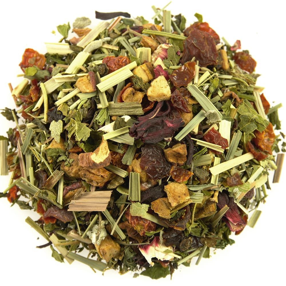 Nahaufnahme von losem Kräutertee. Verschiedene getrocknete Kräuter und Früchte, grün, rot und braun.