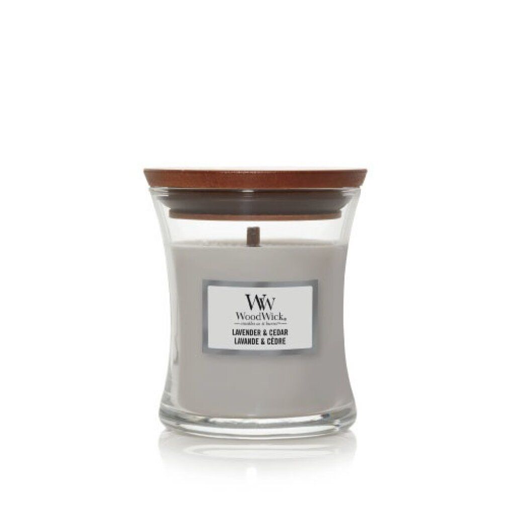 Graue Kerze mit Holzdeckel. Glasbehälter mit Holzdocht. Etikett "WoodWick Lavender & Cèdre".