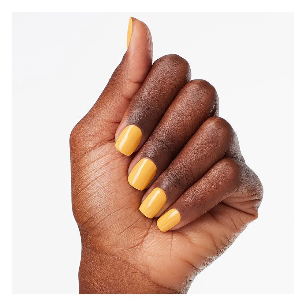 Hand mit gelbem Nagellack. Fünf lackierte Fingernägel. Hautton: dunkel.