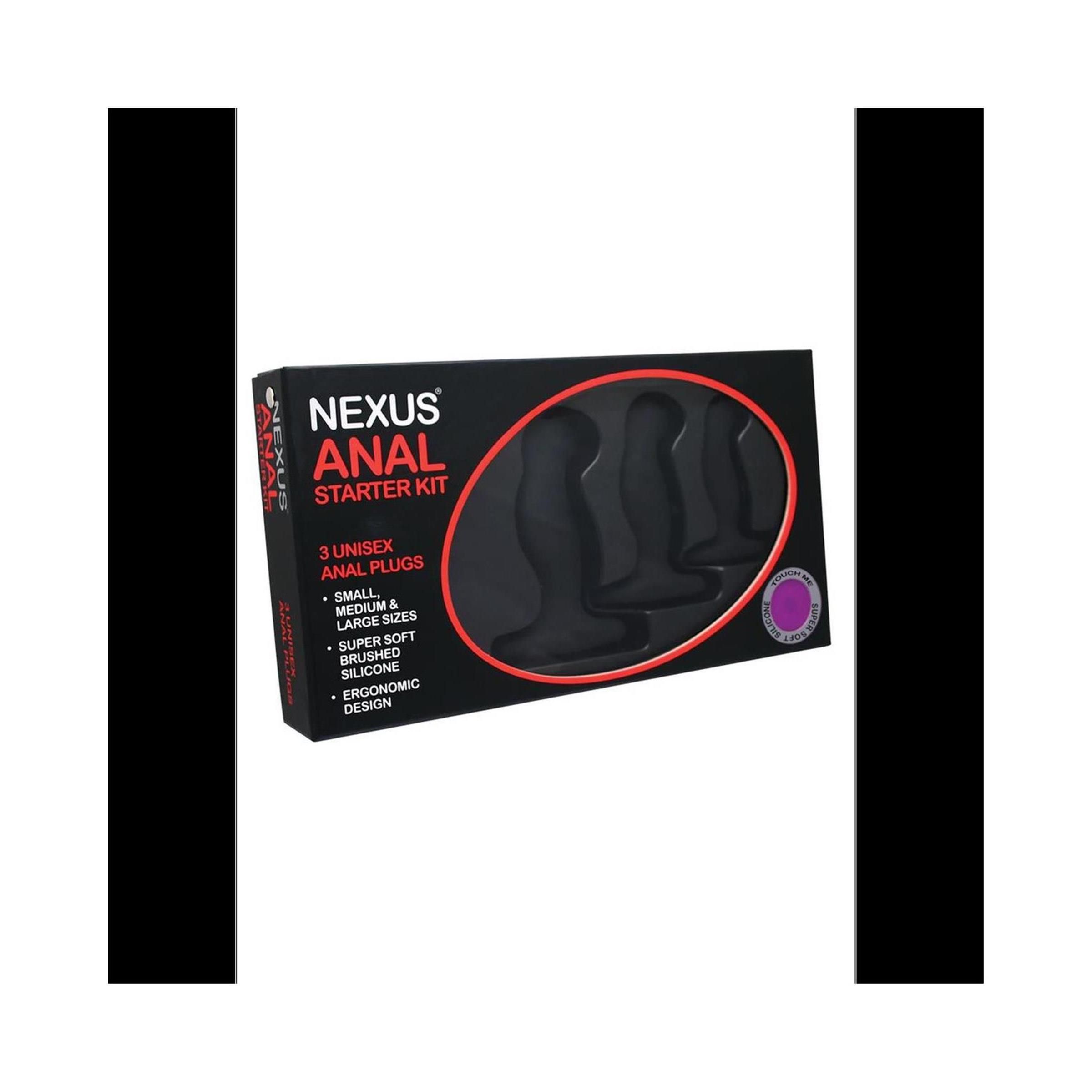 Schwarze Box mit drei analen Plugs. Aufschrift: Nexus Anal Starter Kit. Größen: Small, Medium, Large. Aus Silikon.