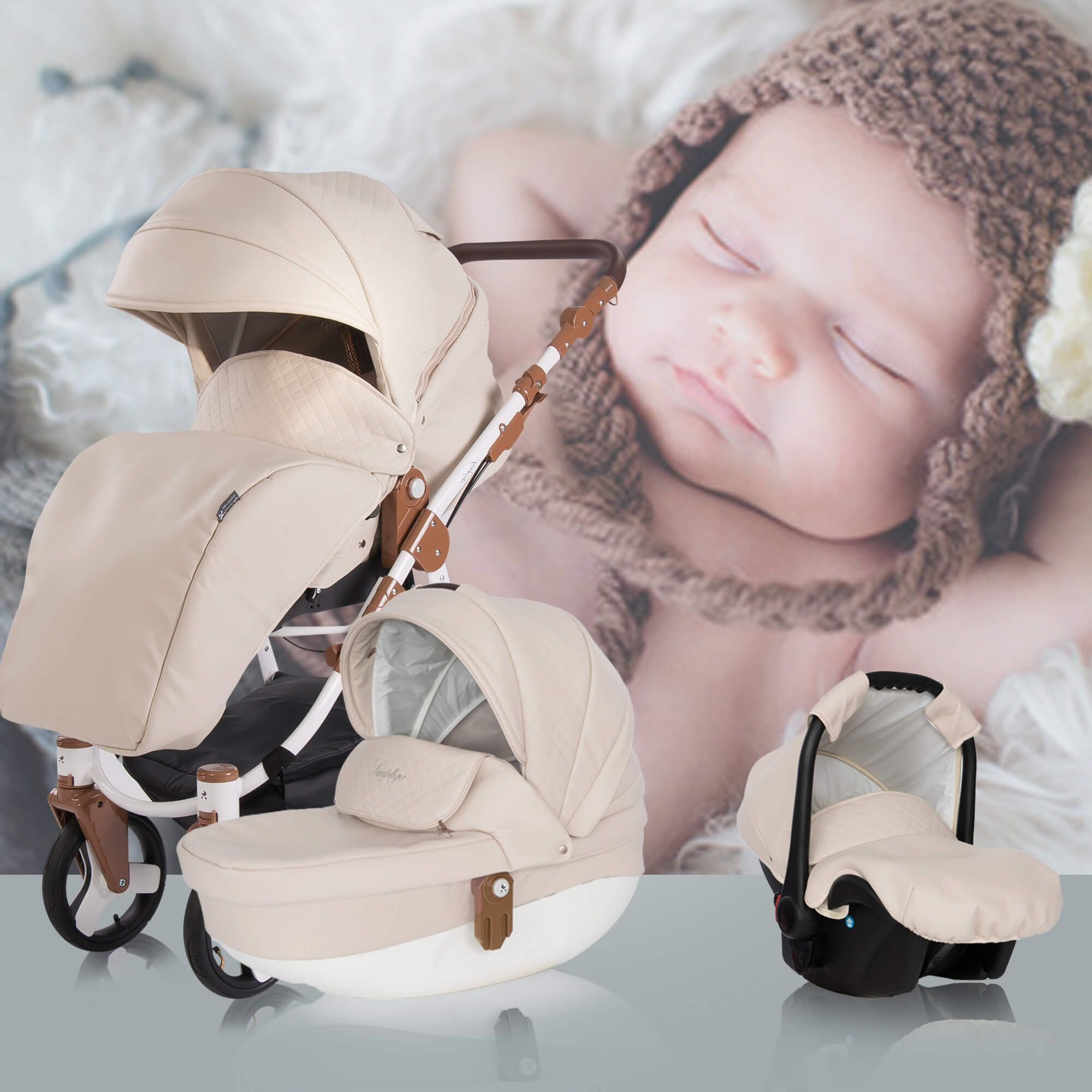 Kinderwagen mit Baby im Hintergrund. Sandfarbenes Kunstleder, braune Akzente. Enthält Babyschale. Marke Simpligo.