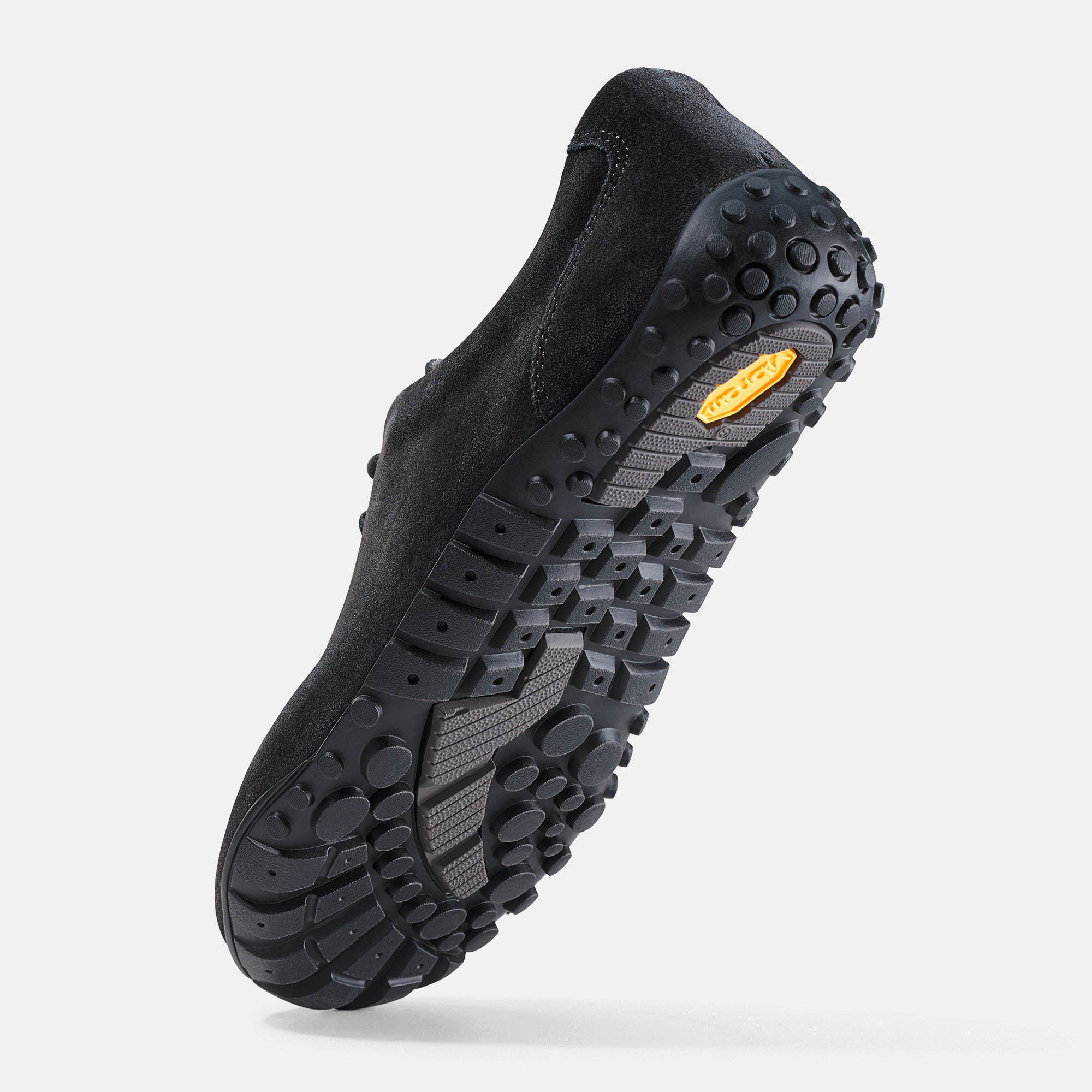 Schwarze Schnürschuhsohle. Gummisohle mit Profil. Gelbes Logo. Breite Passform. Schuh von unten.