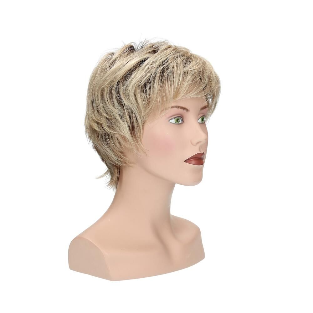 Blond gefärbte Perücke mit kurzem, fransigem Schnitt. Dreiviertelansicht auf einer Büste.