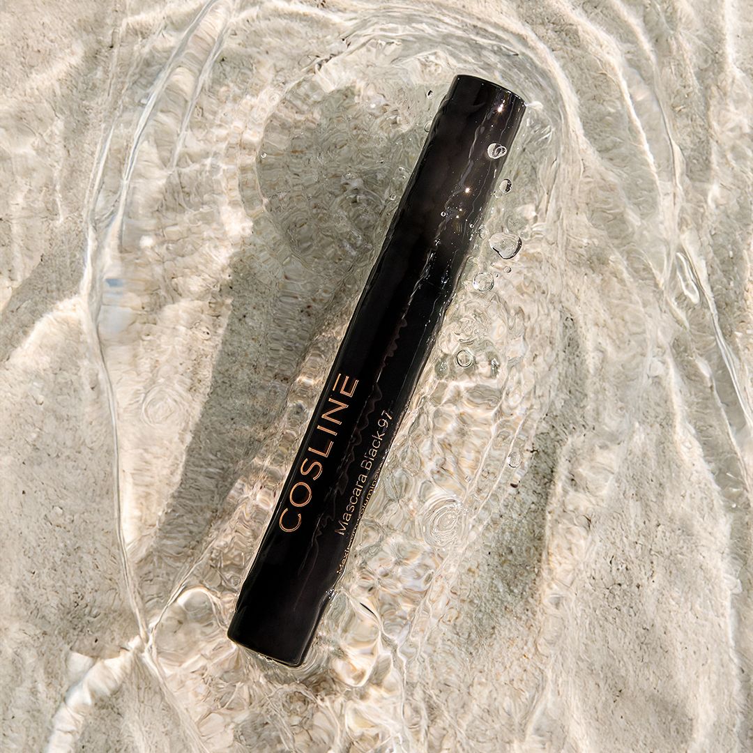 Cosline Mascara Black Waterproof in Wasser, zeigt Wasserfestigkeit.