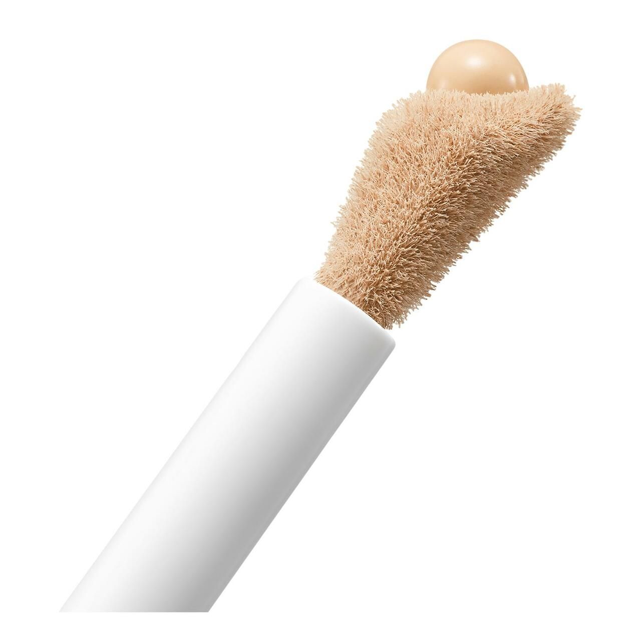 Applikator mit Concealer. Weißer Applikator mit beigem, schwammartigem Applikator. Concealer-Tropfen sichtbar.