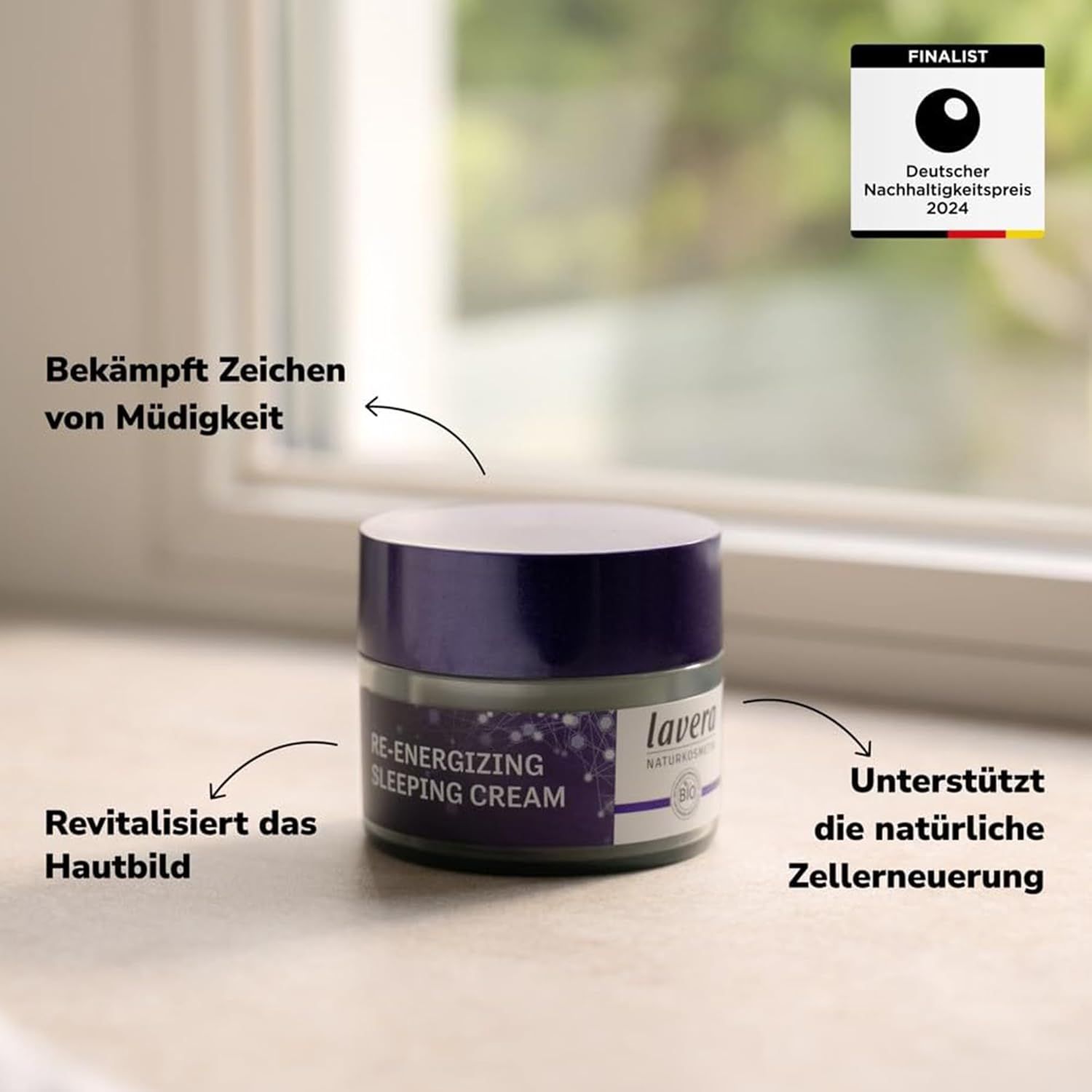 Glasbehälter mit lila Deckel. Aufschrift: Re-Energizing Sleeping Cream. Deutscher Nachhaltigkeitspreis 2024.