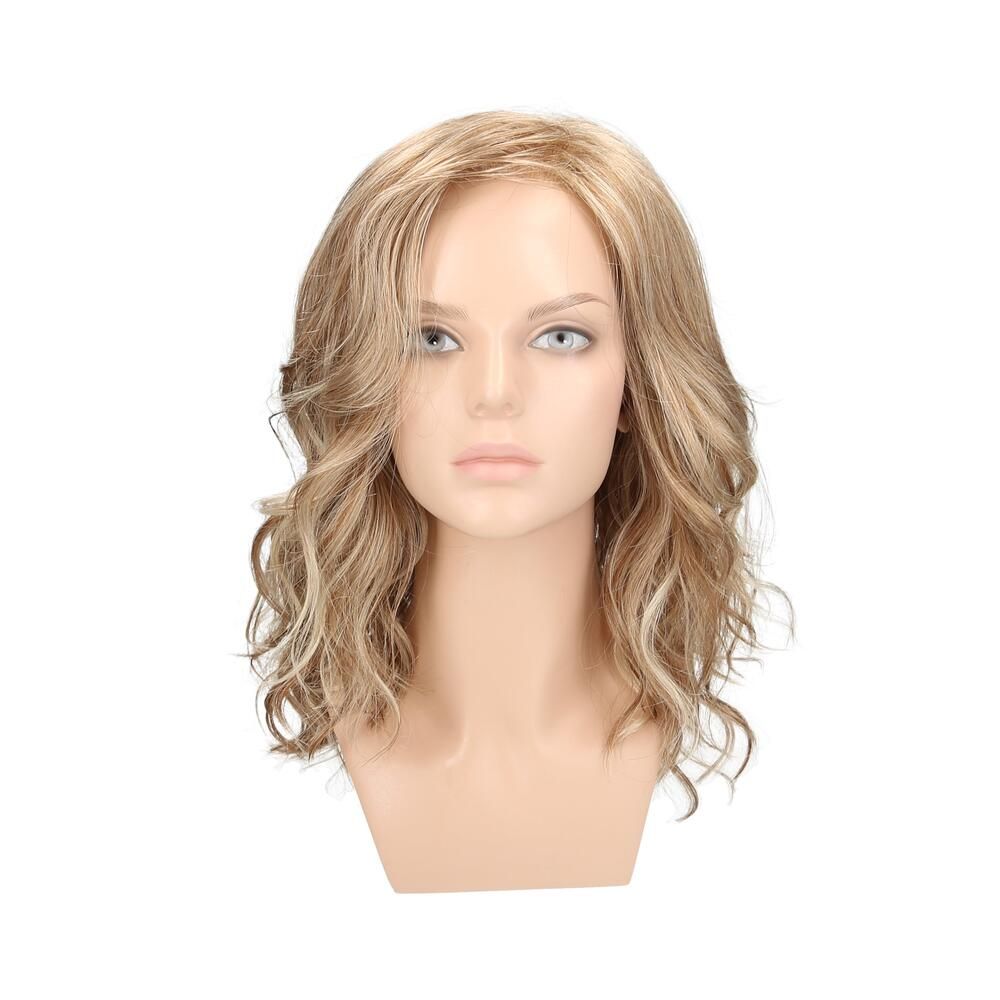 Perücke May von trendhair, blond gewellt, auf einem Schaufensterkopf. Frontansicht.
