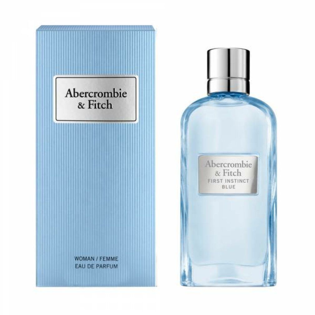 Hellblaues Parfümflakon und Schachtel. Aufschrift: Abercrombie & Fitch, First Instinct Blue. Flakon mit silbernem Verschluss.