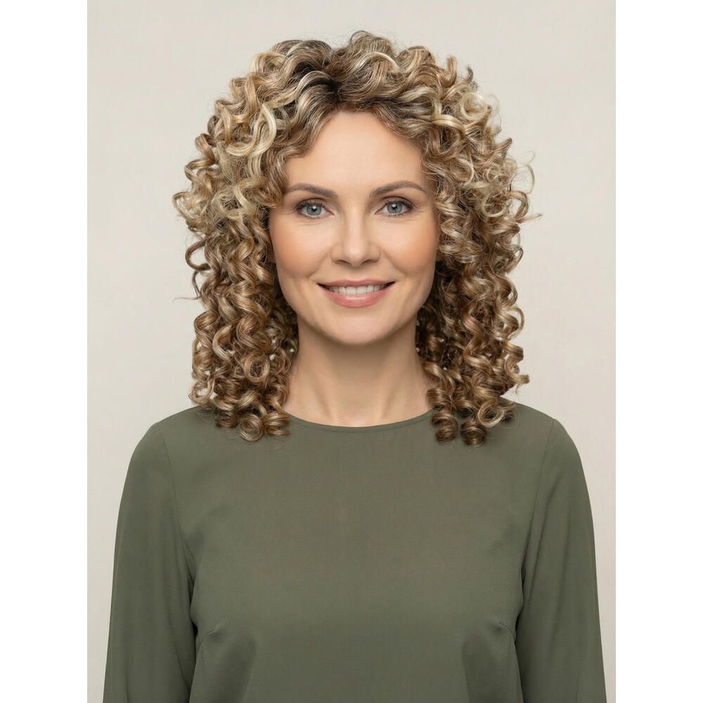 Frau mit lockiger Perücke. Blonde und braune Locken. Sie trägt ein grünes Oberteil.