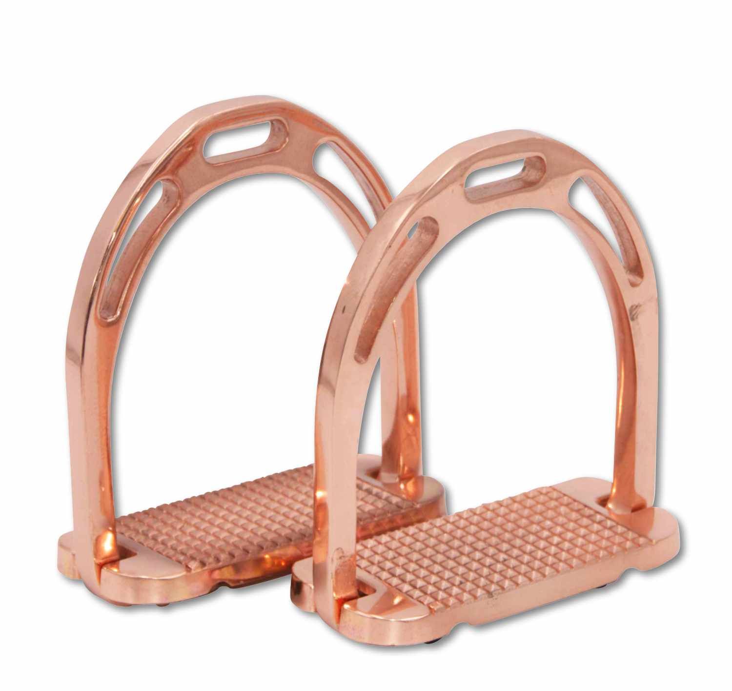 Zwei kupferfarbene Steigbügel aus Aluminium. Sie haben eine rechteckige Trittfläche mit Muster und einen gebogenen Bügel.