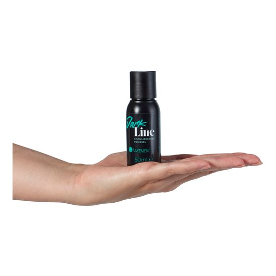 Kleine schwarze Flasche "Dark Line" auf Handfläche. Text: "Stimulierendes Penisgel". Logo Lumunu. Volumen: 50ml.