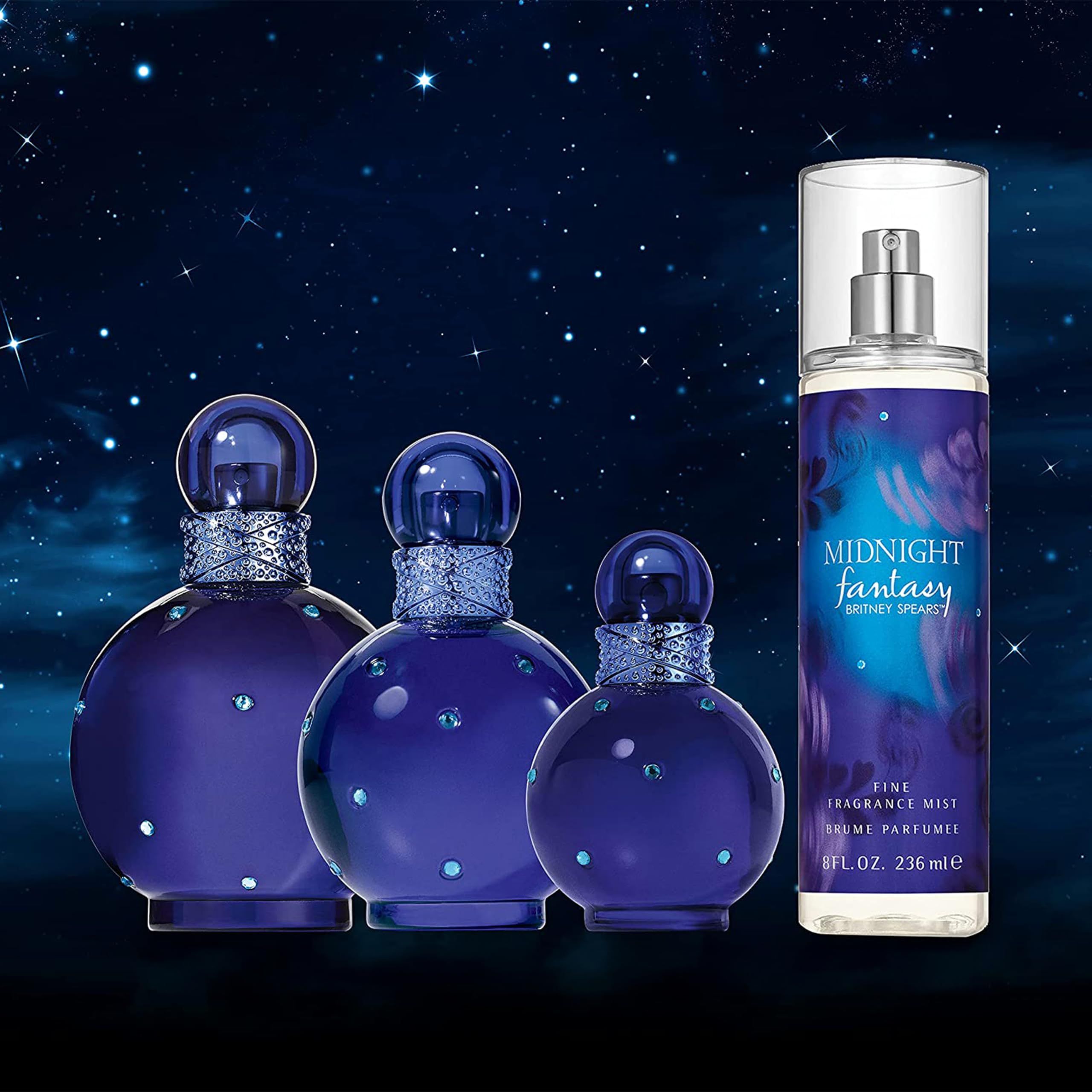 Drei Flaschen und eine Sprühflasche. Alle mit dem Label Midnight Fantasy. Dunkelblauer Hintergrund.
