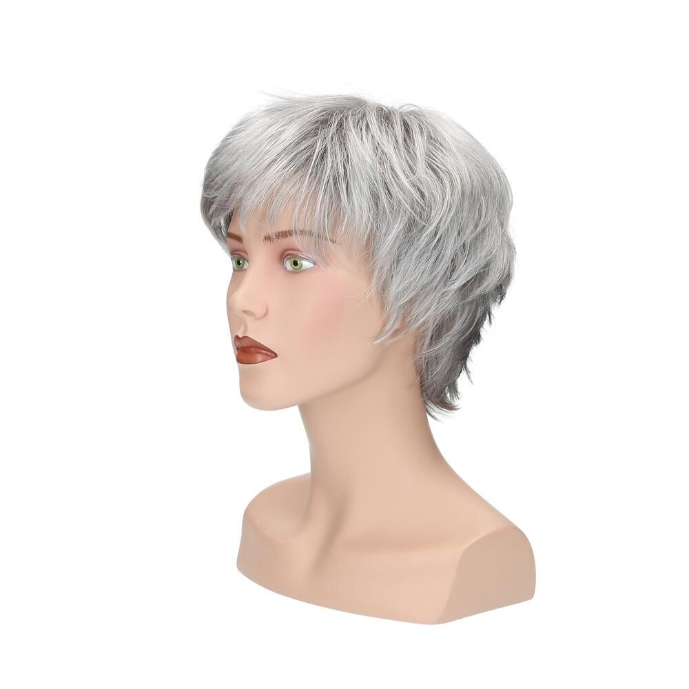 Graue Perücke auf einem Schaufensterkopf. Seitenansicht. Kurze, gestufte Frisur. Der Kopf ist auf weißem Hintergrund.