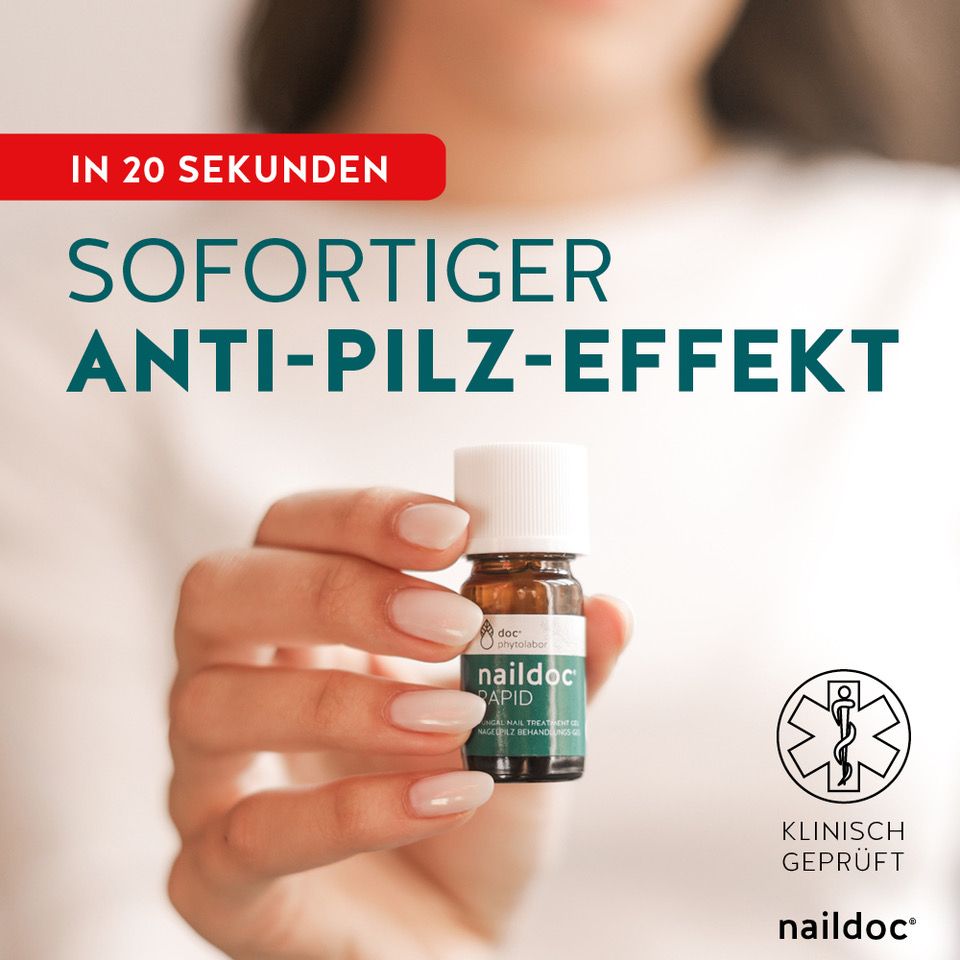 Frau hält Flasche naildoc RAPID Nagelpilz-Gel. Aufschrift: naildoc RAPID. Sofortiger Anti-Pilz-Effekt.