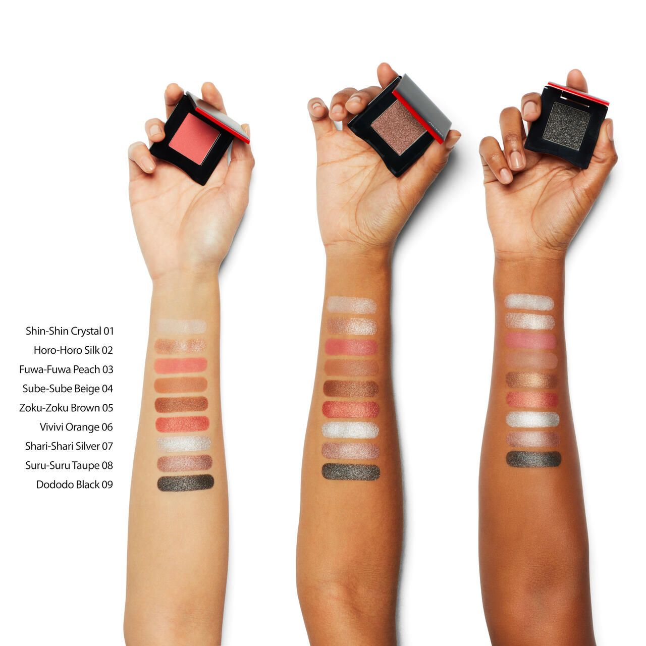 Drei Hände mit Shiseido Powder Gel Lidschatten-Farben. Verschiedene Hauttöne. Farbnamen und -nummern.