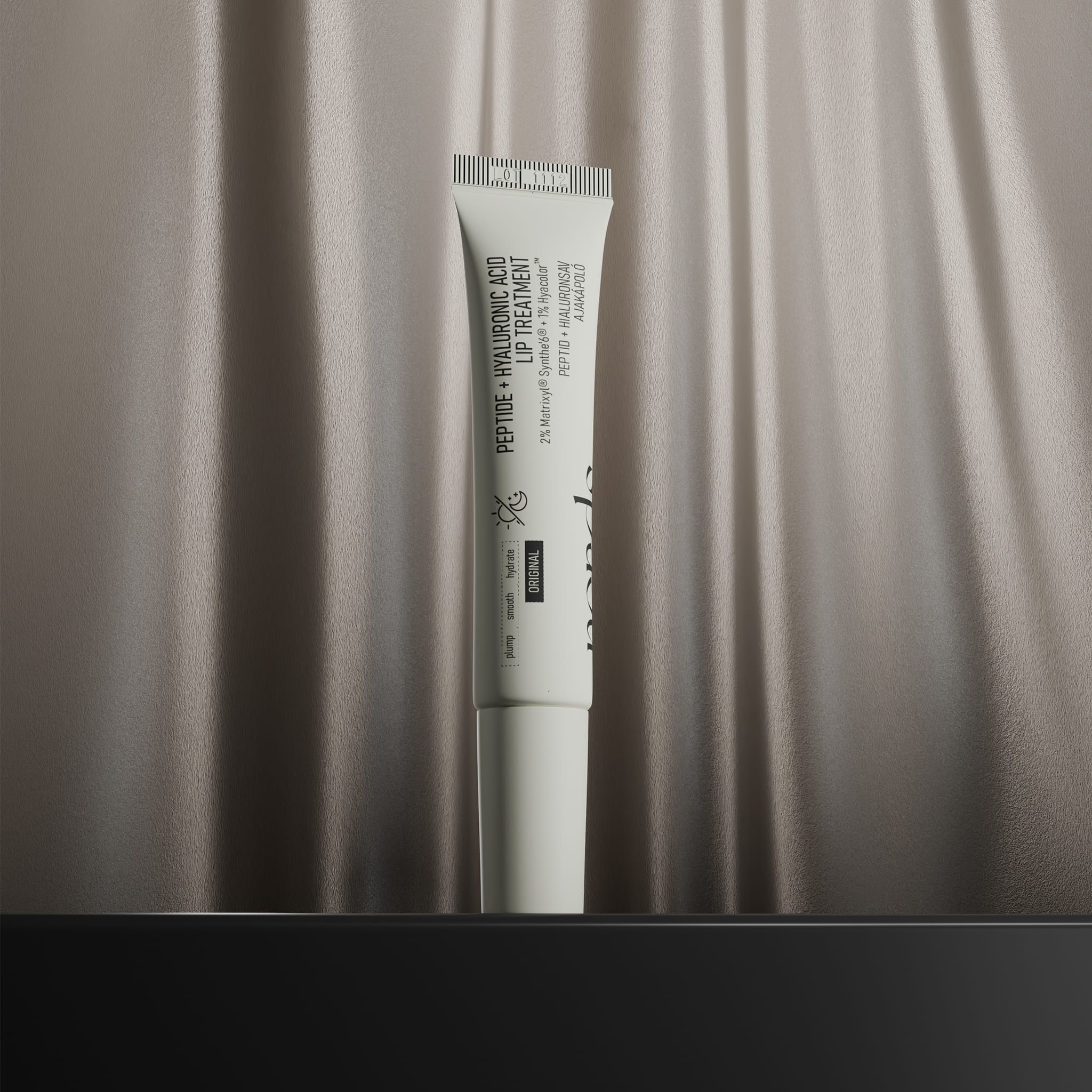 Weiße Tube mit Peptide + Hyaluronsäure Lippenpflege, "original"-Farbe.
