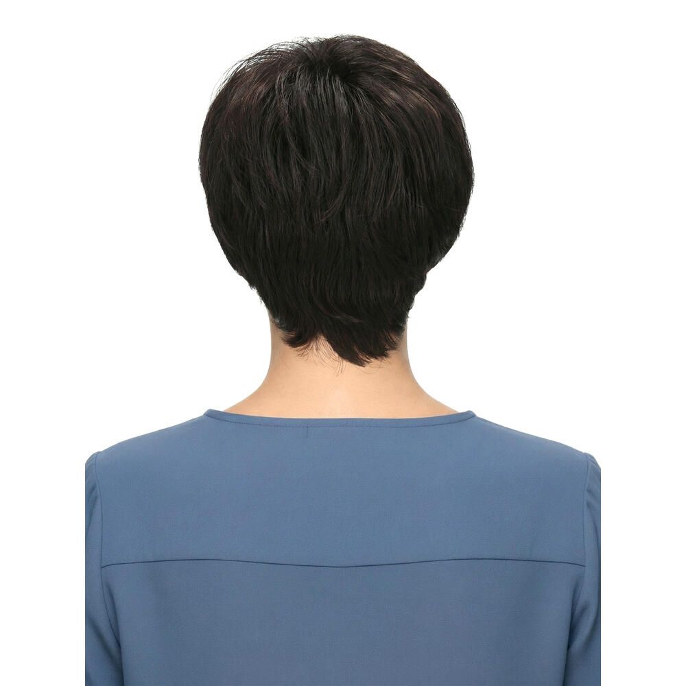 Kurzhaarperücke in Braun, Rückansicht. Frau mit blauem Oberteil.